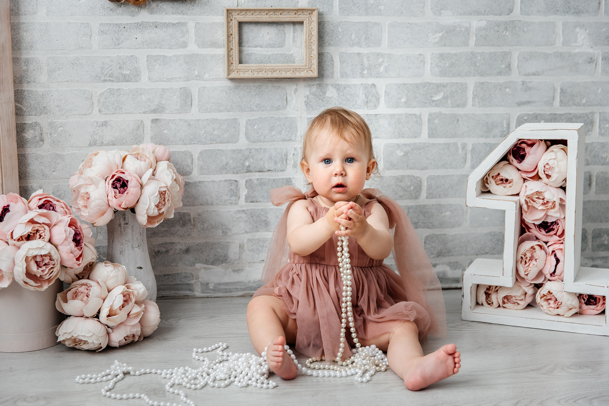 Минимализм (единичка, буквы-кубики, отдельный реквизит на фоне). Детский фотограф, выпускные альбомы в Нижнем Новгороде Бодягина Мария