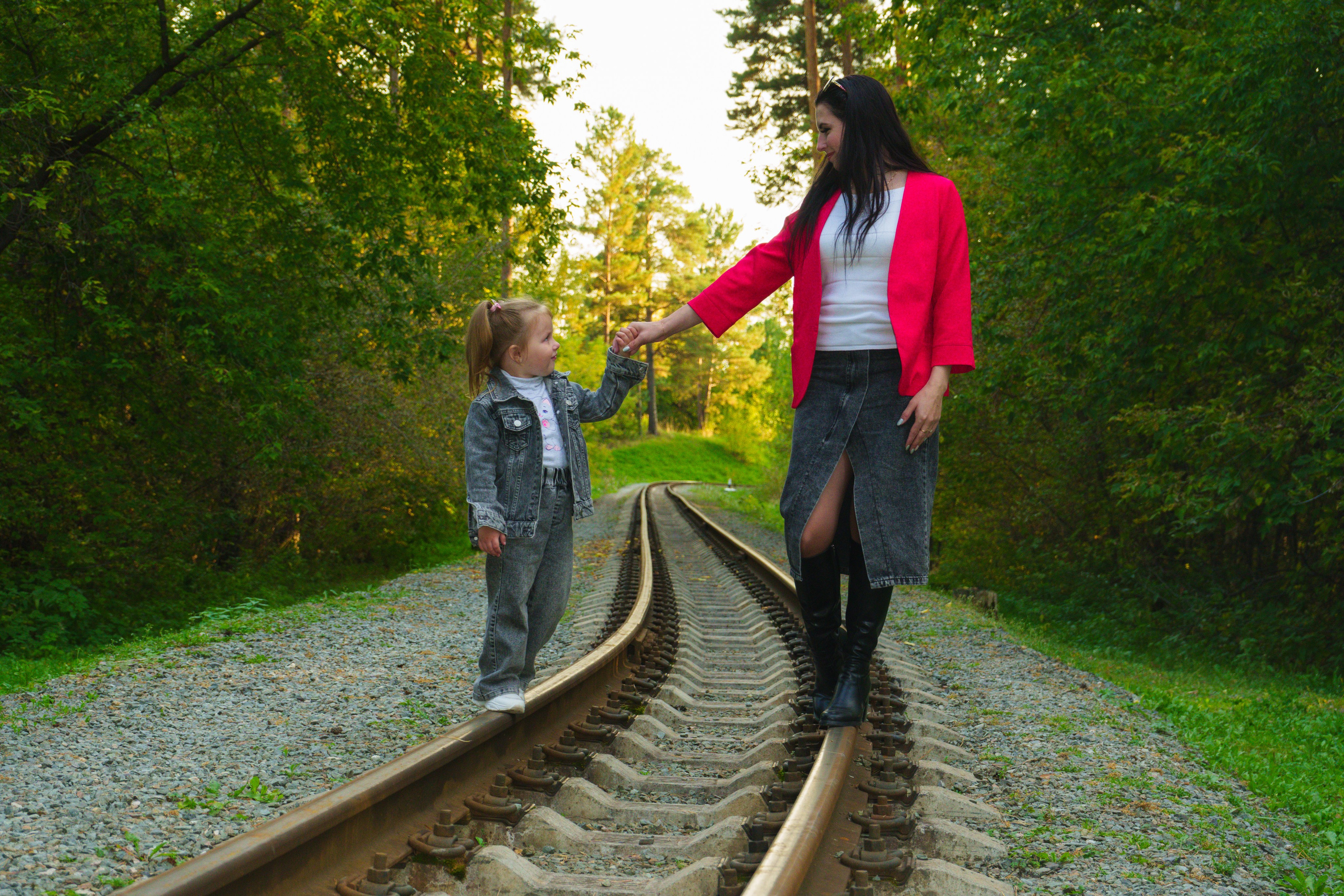 Портретная фотосессияСемейная фотосессияДетская фотосессияЛюбовная/Love-story фотосессияСвадебная фотосессияФотосессия для помолвкиПрофессиональный/деловой портретРекламная/коммерческая фотосессияФотосессия продукции (товары)Фотосессия моды (fashion)Бьюти-съемка (красота, макро-детали лица)Фотосессия lifestyle (повседневная жизнь, атмосфера)Фотосессия в полёте/авиационная (иногда отдельно как аэросъемка)Пейзажная/ландшафтная фотосессияАрхитектурная фотосессияАнфас/студийная фотосессияНю-фотосессия (с оговорками об этике и согласии)Фотосессия для артистов/музыкантовФотосессия для блогеров и инфлюенсеровФотосессия в стиле ретро/винтажЭко- и концептуальная съемка (арт-иллюстративная)Фотосессия для мероприятий (часто как репортажная)Aerial/дрон-съемка (в сочетании с портретной или пейзажной частью)Инфографическая/презентационная фотосессия (для презентаций и каталогов)