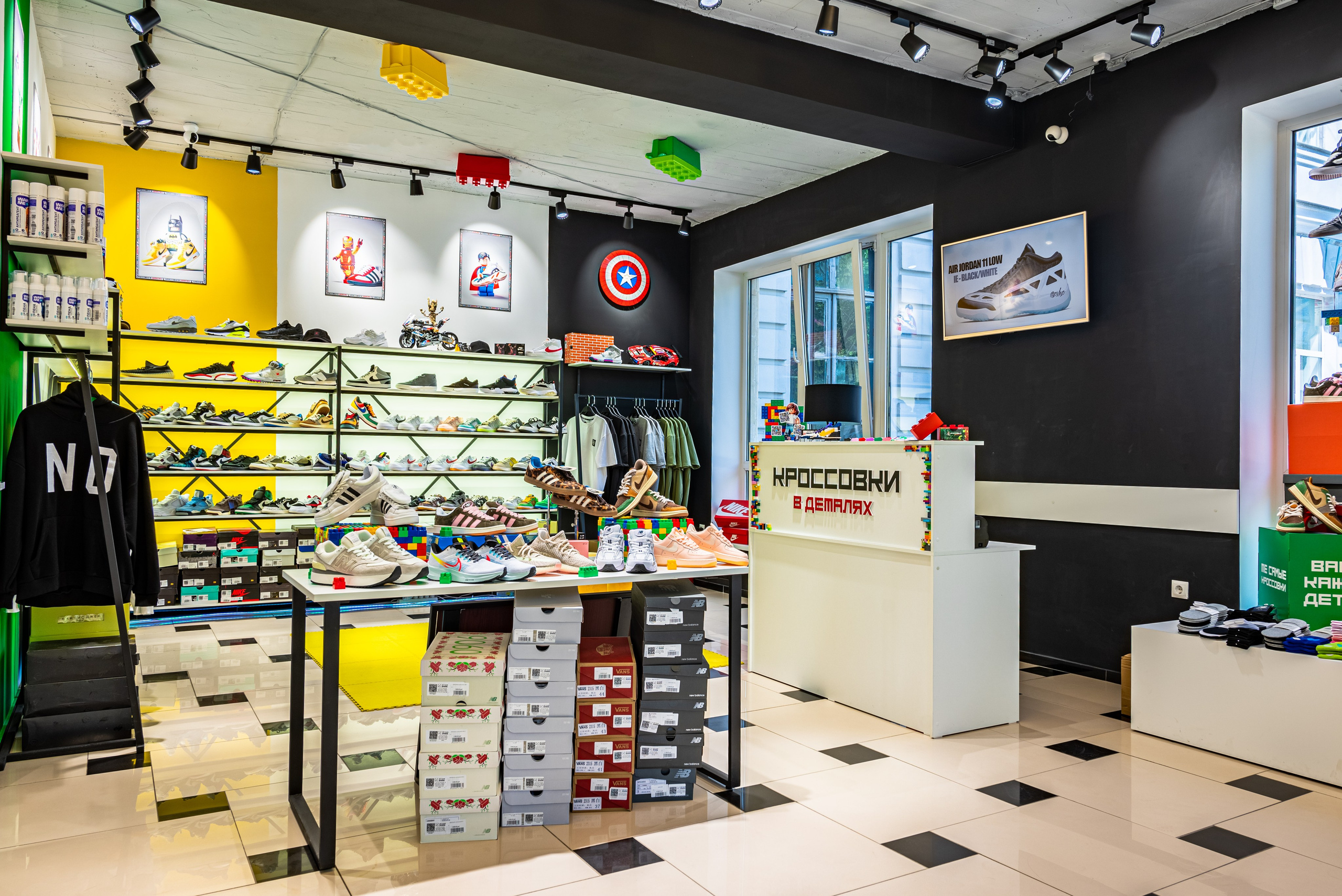 Интерьер. Магазин кроссовок. Предметный фотограф, фото для маркетплейсов Пятигорск, КМВ