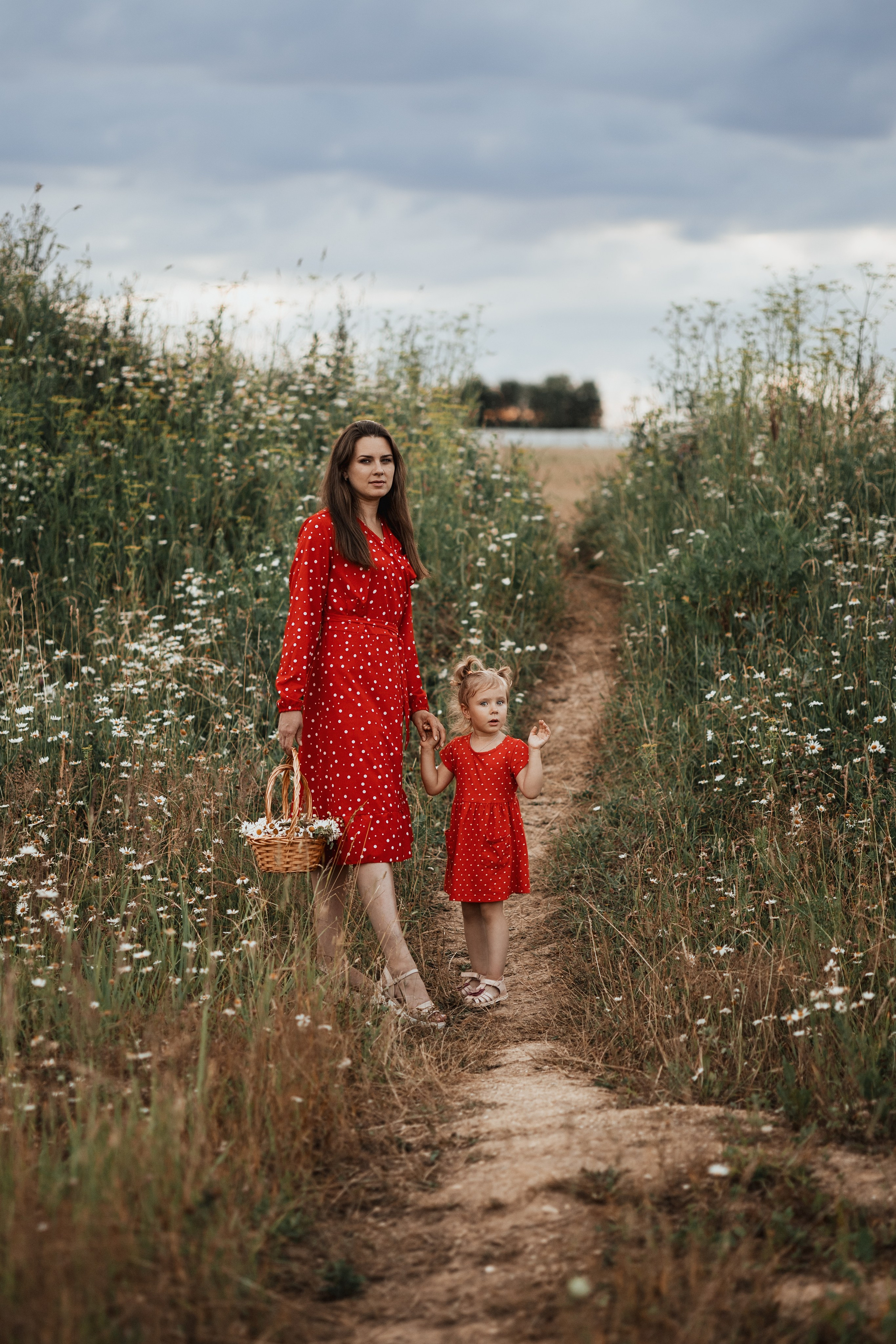 Мама и дочка в ромашковом поле. Фотограф в Москве Мухина Ирина