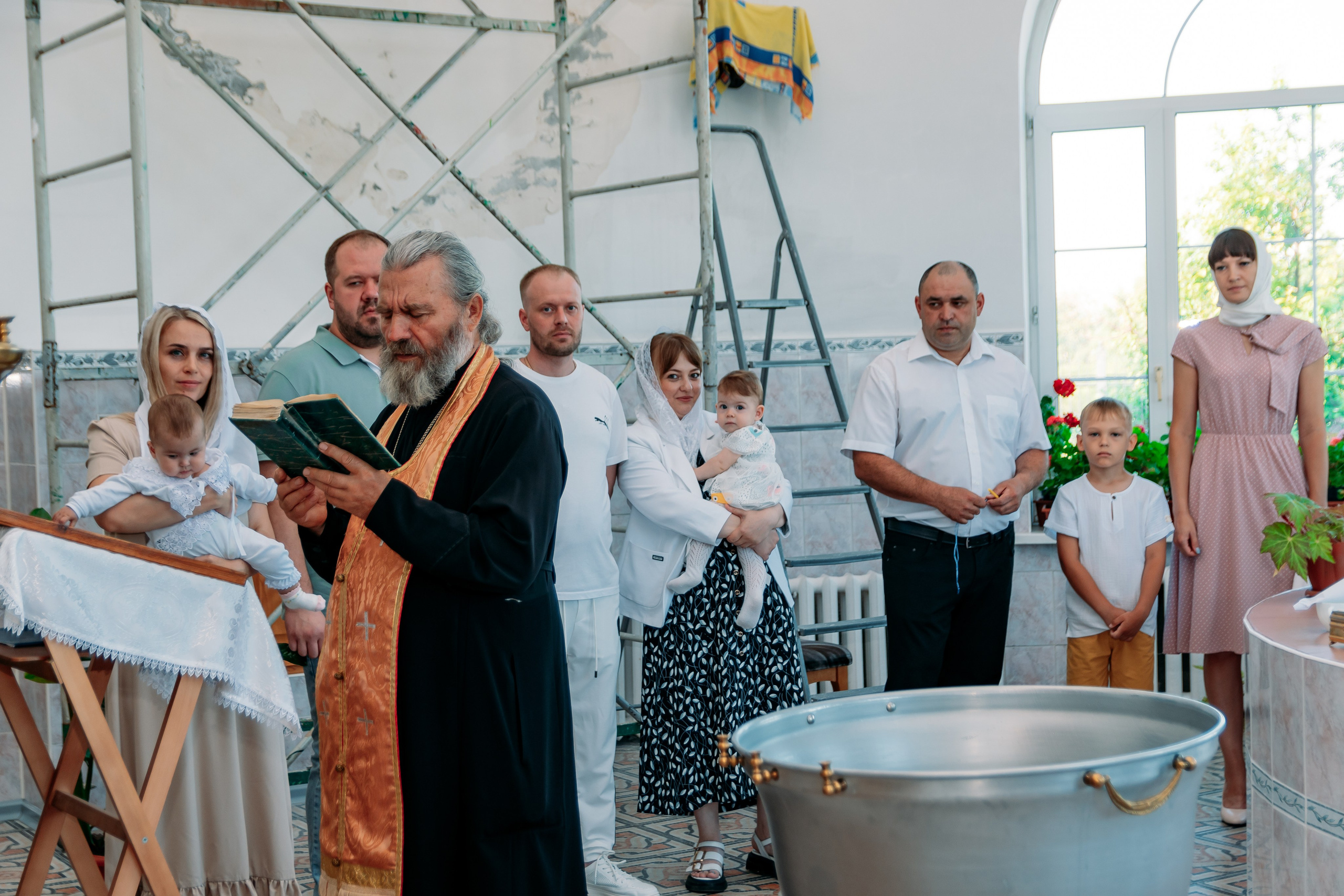 Таинство крещения. Фотограф Алёна Царькова. Киселевск