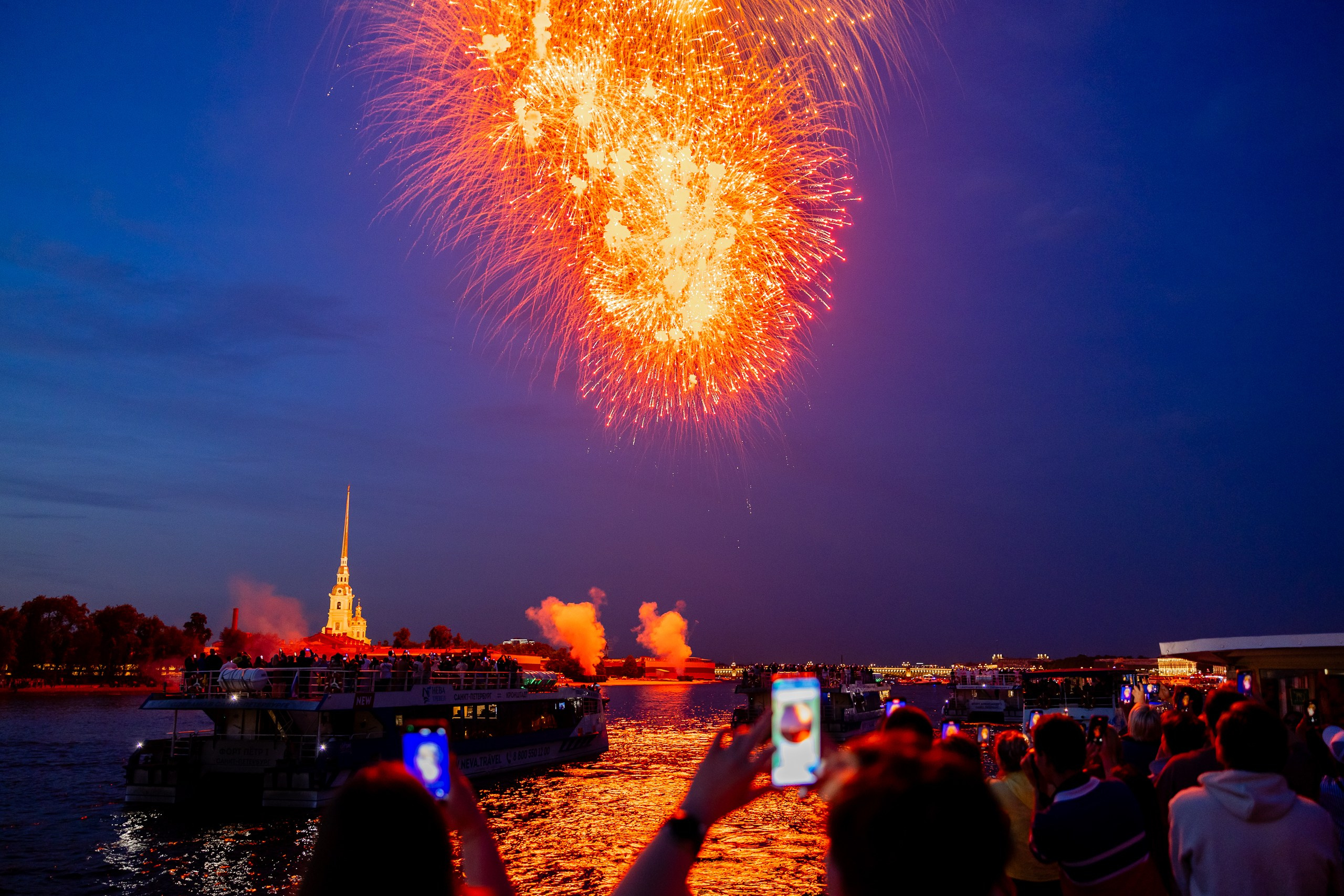 Вид на салют с борта теплохода на фоне петропавловской крепости на День ВМФ России 2024 в Санкт-Петербурге