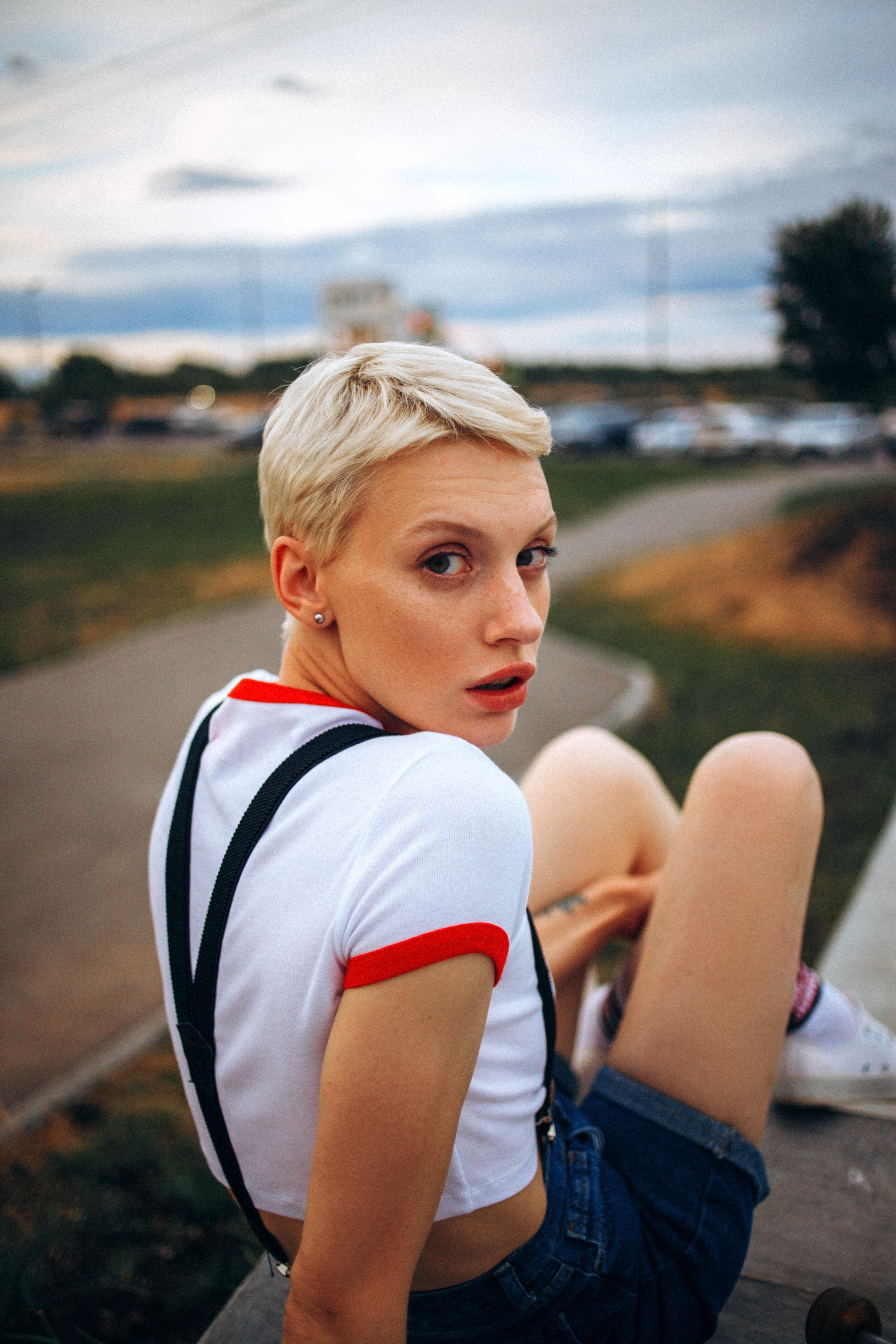 Съемка для девушки в скейт-парке в белой футболке на закате