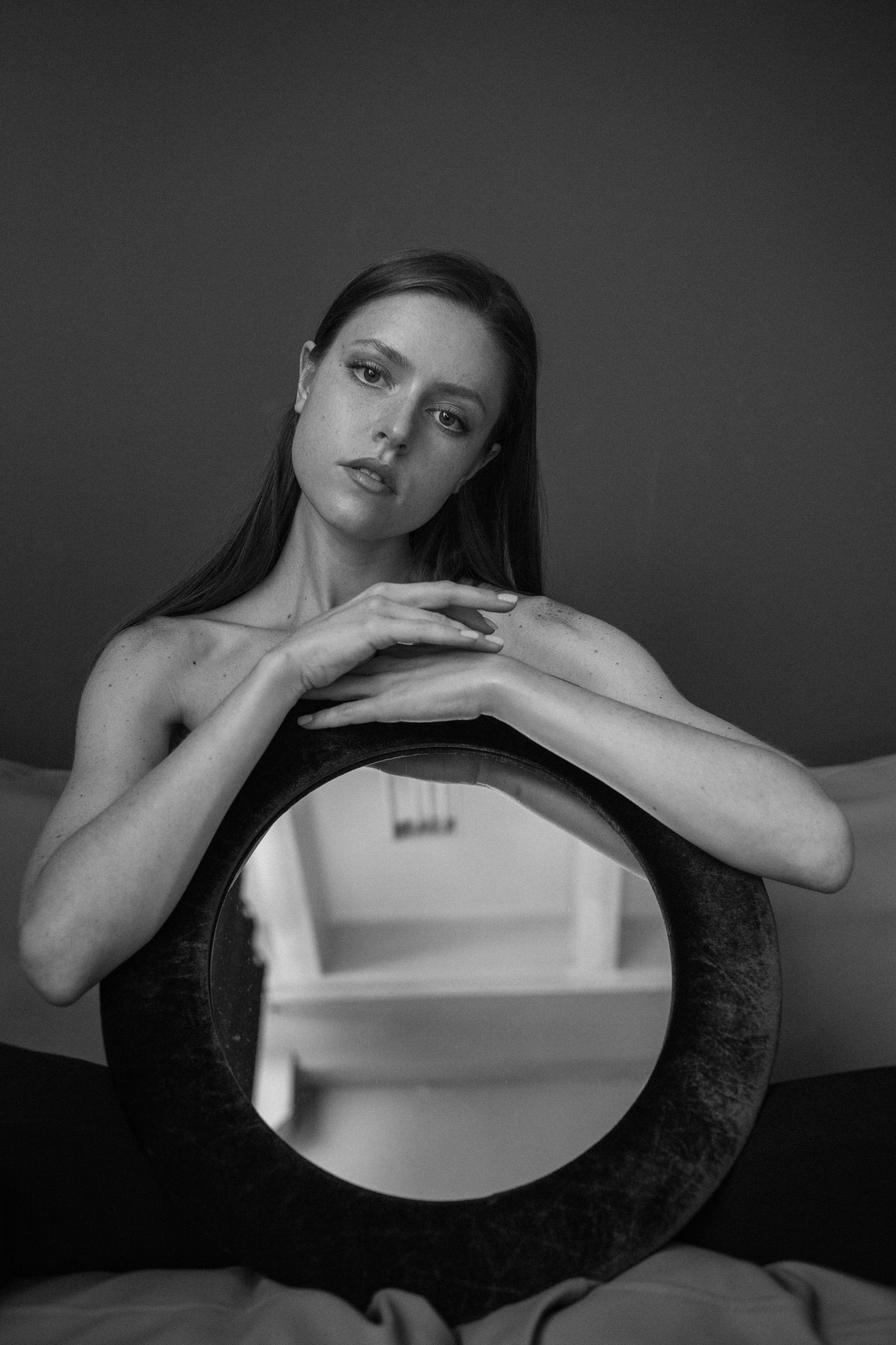 идеи для фотосессии для девушки в студии