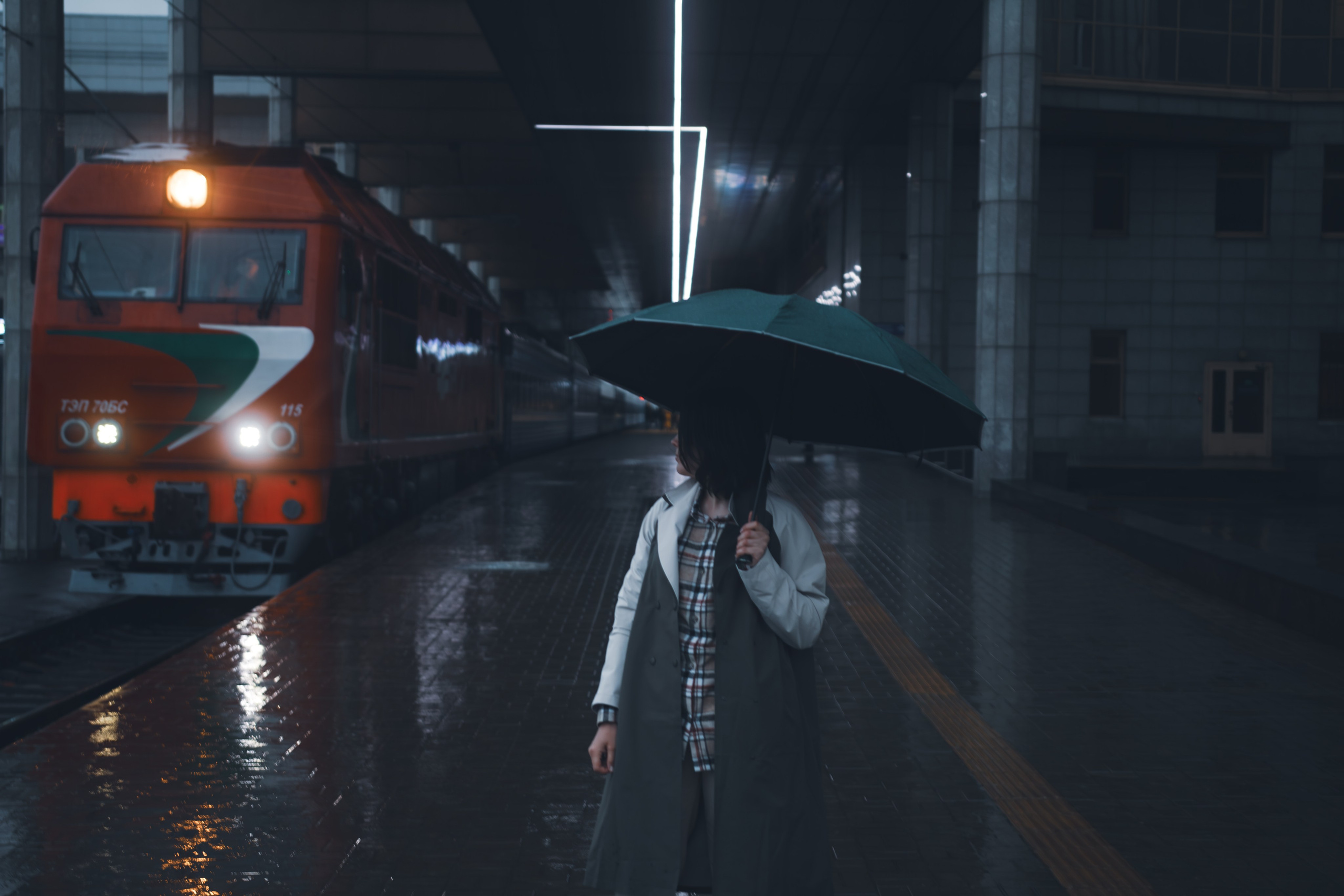 Фотосессия на железнодорожном вокзале Минск под дождём