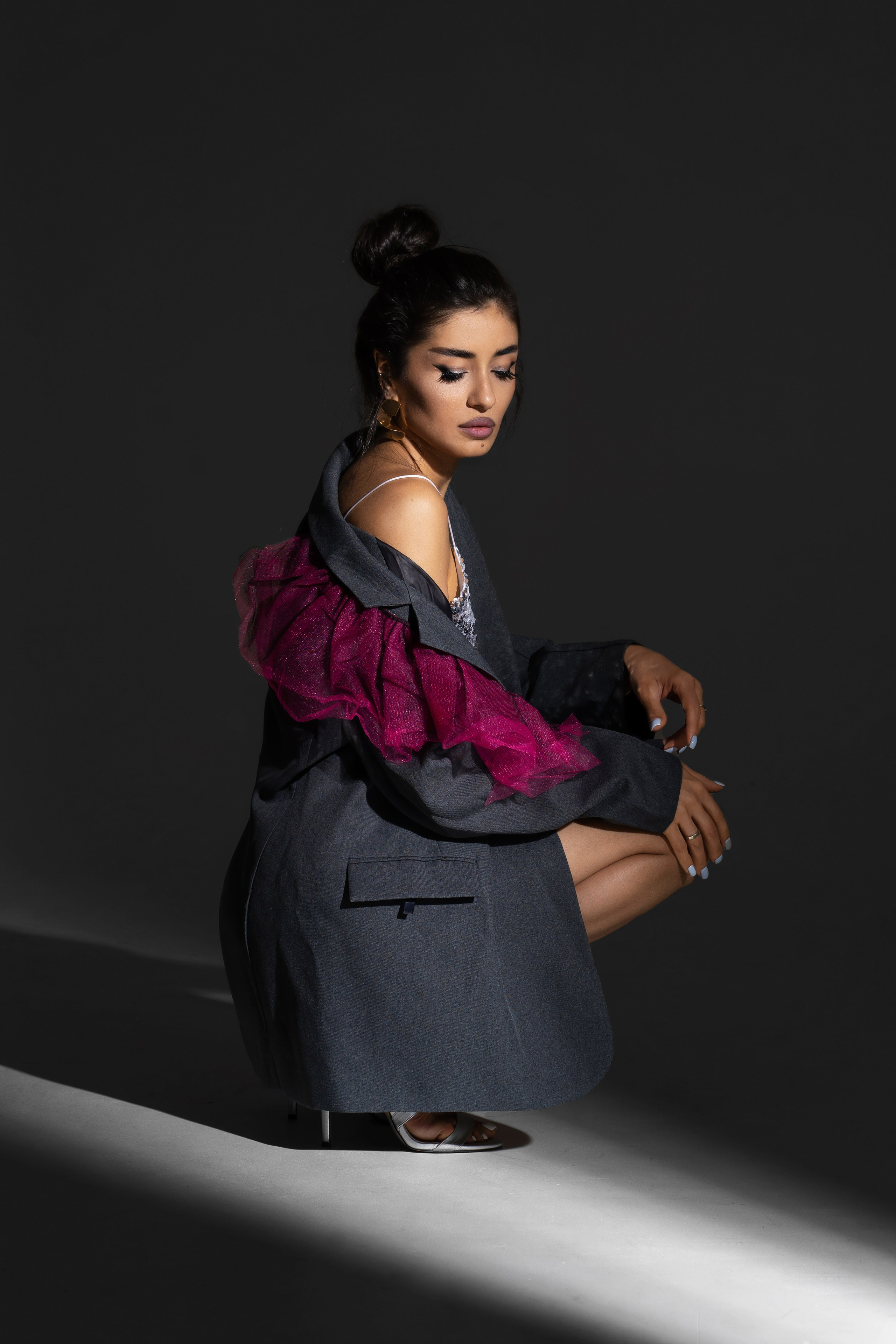 девушка в пиджаке в студии