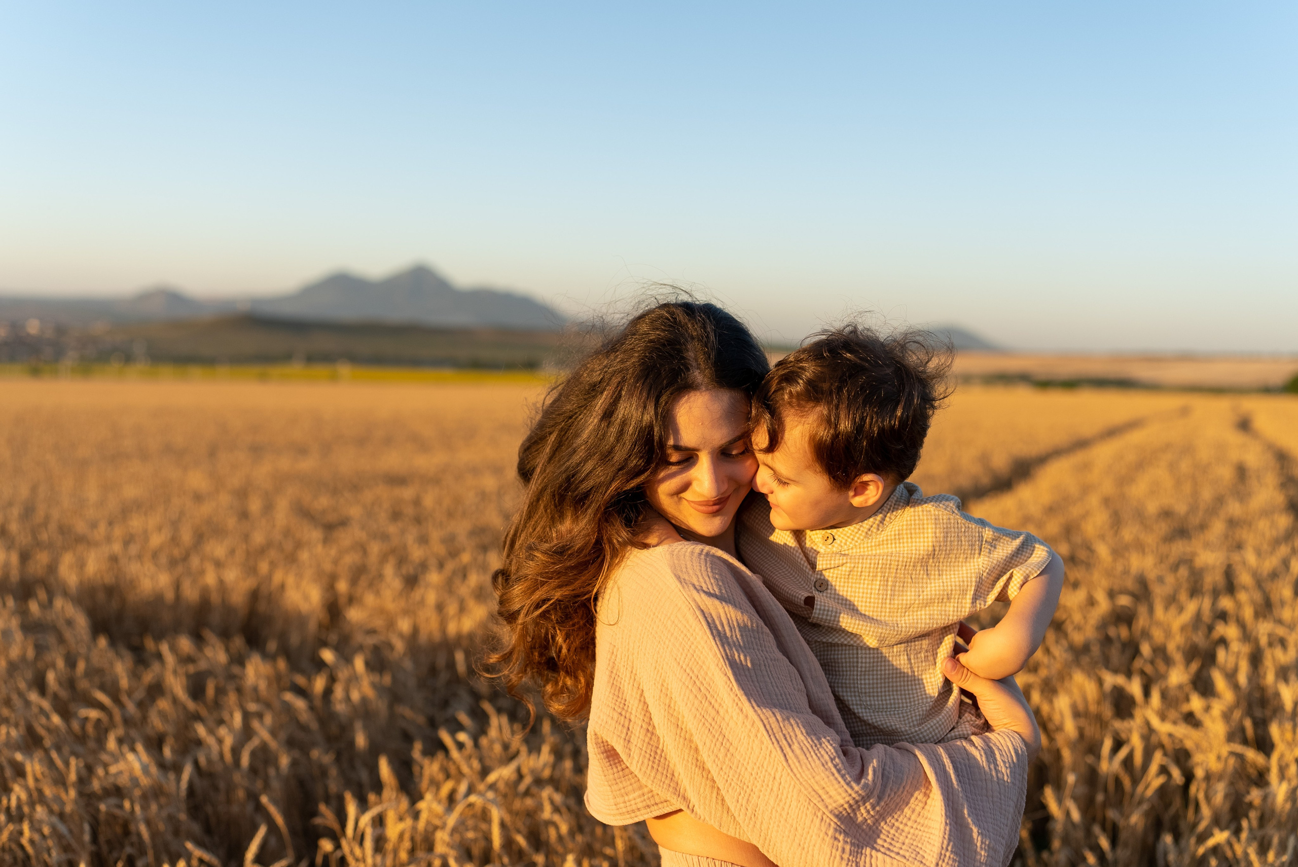 Семейная фотосессия в поле. Семейный фотограф и видеограф Алёна Ким