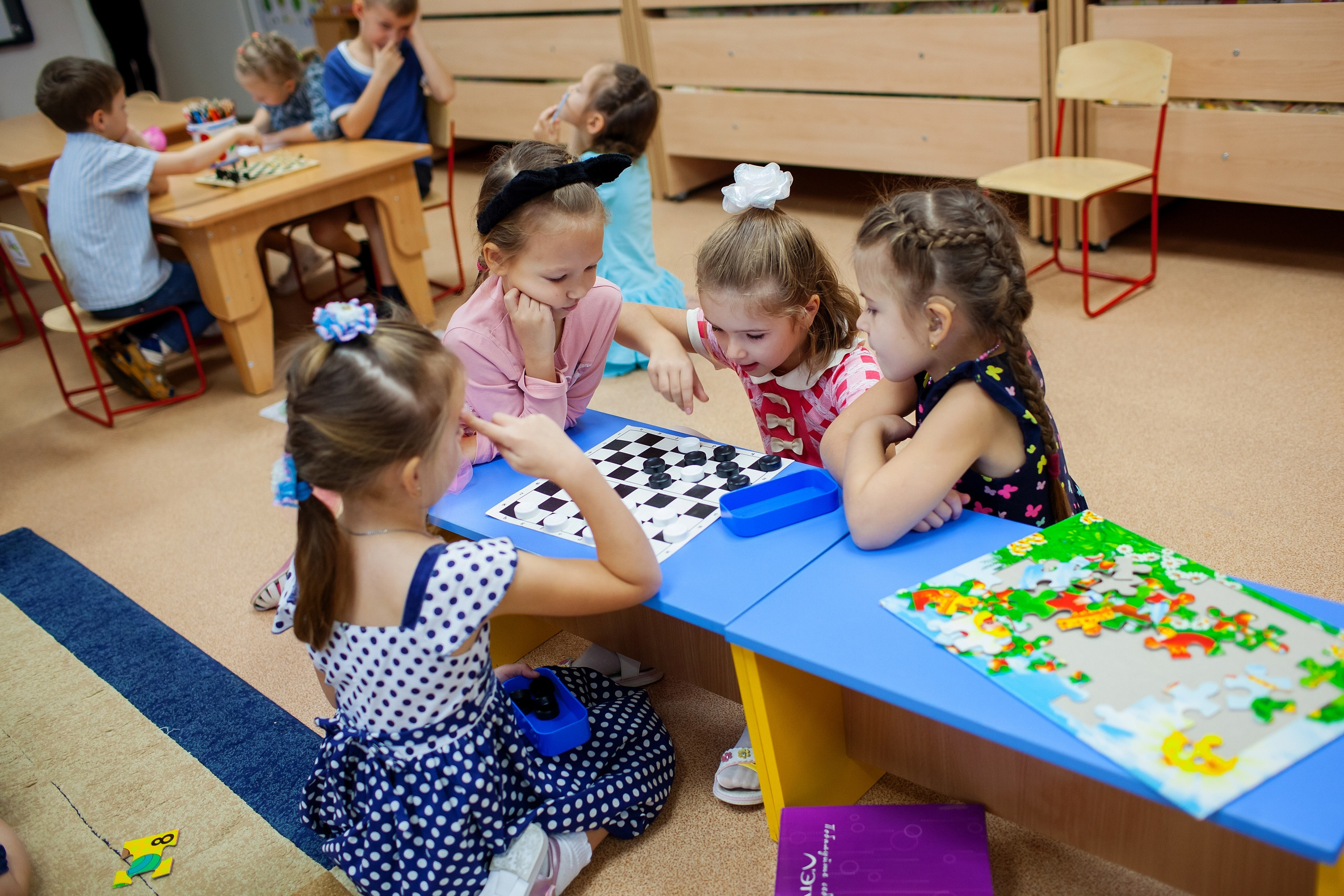 Фотография для выпускных альбомов в детском саду в выпускной группе в подготовительной группе детей фотограф для выпускных альбомов фото детей в группе мастер-класс детский портрет занятия в детском саду игры в детском саду