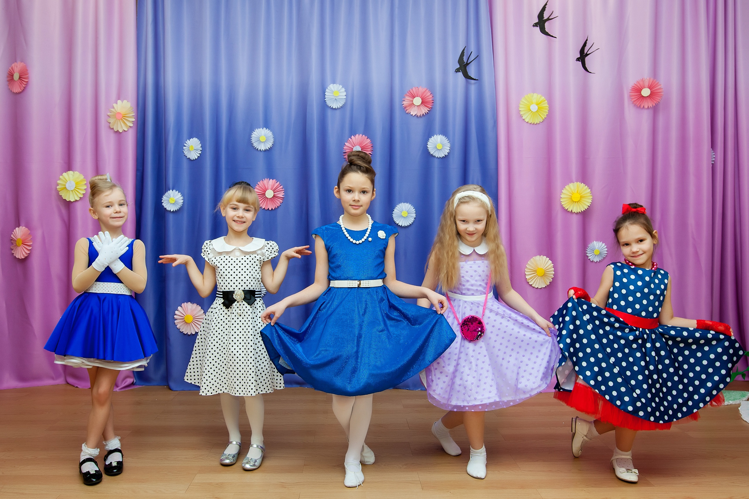 Фотография для выпускных альбомов в детском саду в выпускной группе в подготовительной группе детей фотограф для выпускных альбомов фото детей мастер-класс в детском саду краски портреты детей праздник в детском саду новый год в детском саду стиляги выпускной в стиле стиляг