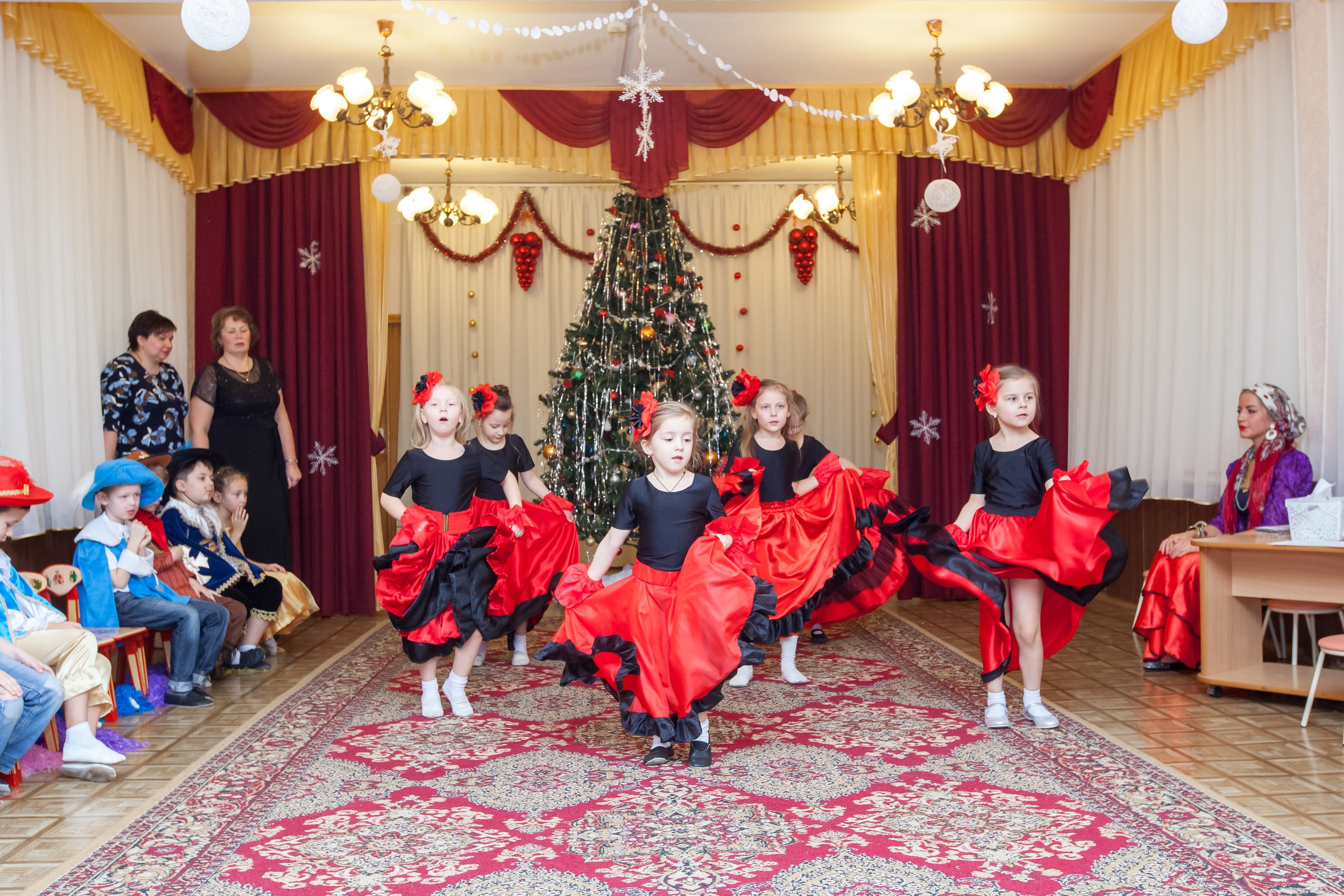 Фотография для выпускных альбомов в детском саду в выпускной группе в подготовительной группе детей фотограф для выпускных альбомов фото детей мастер-класс в детском саду краски портреты детей праздник в детском саду новый год в детском саду стиляги выпускной в стиле стиляг