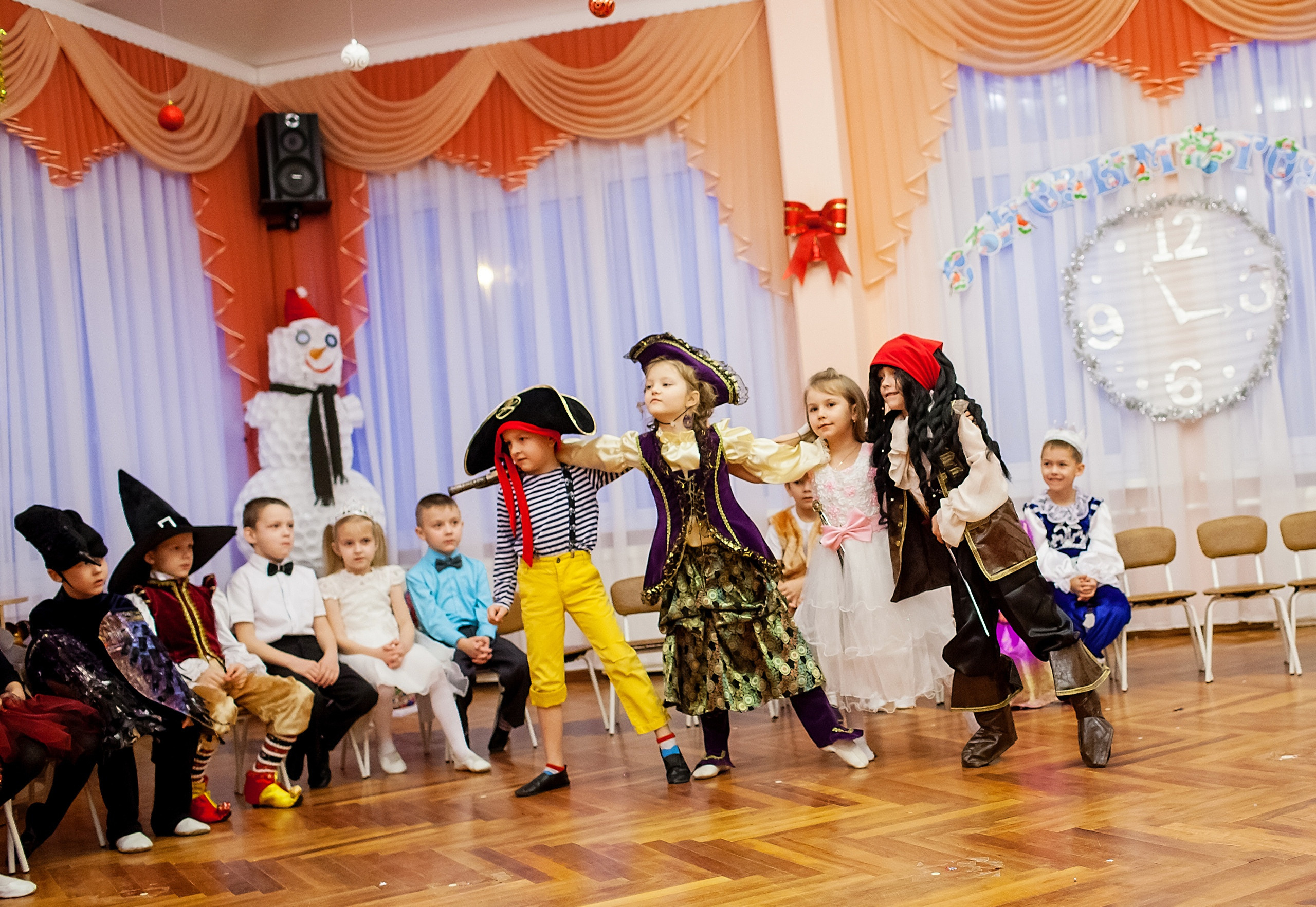 Фотография для выпускных альбомов в детском саду в выпускной группе в подготовительной группе детей фотограф для выпускных альбомов фото детей мастер-класс в детском саду краски портреты детей праздник в детском саду новый год в детском саду