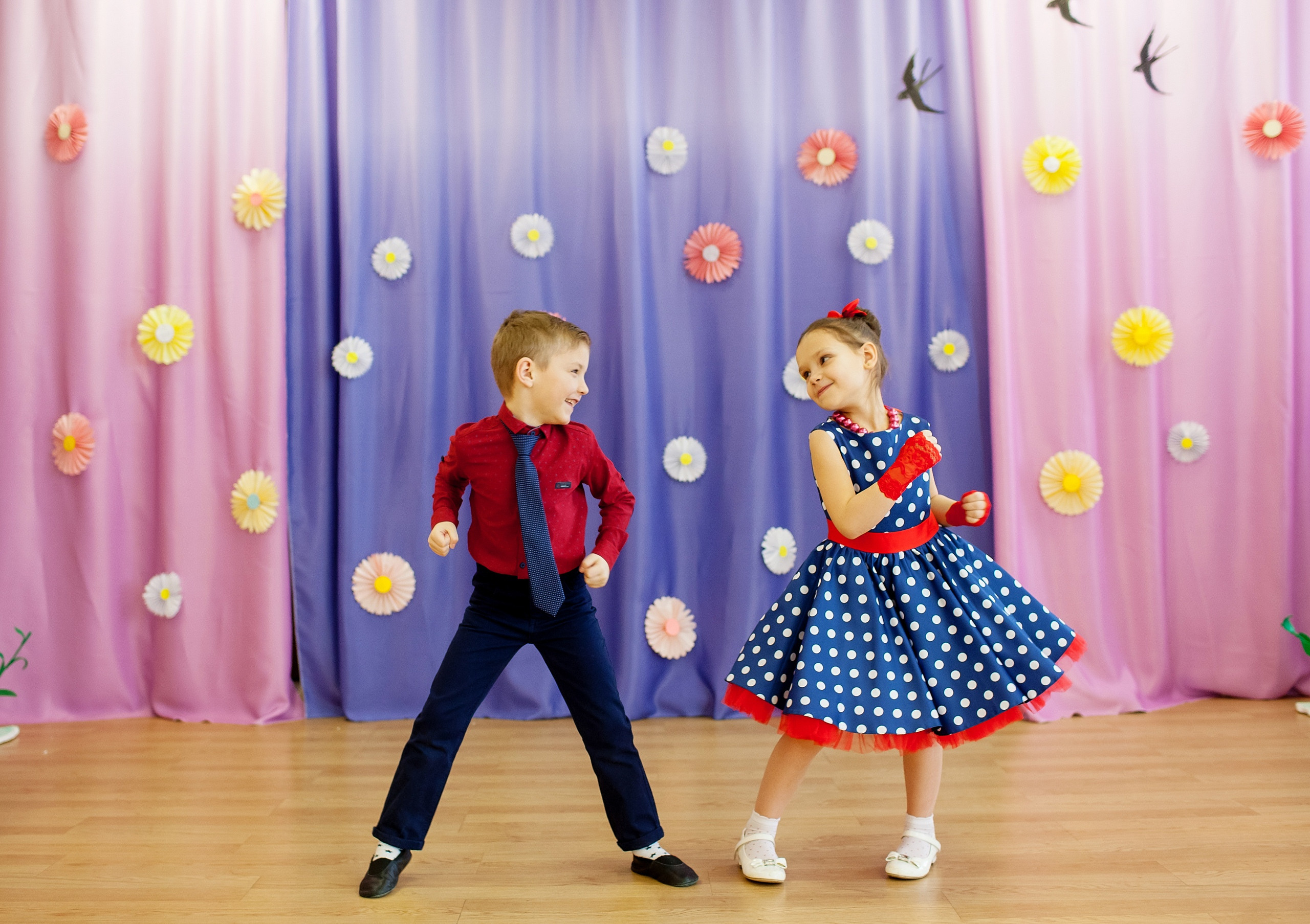 Фотография для выпускных альбомов в детском саду в выпускной группе в подготовительной группе детей фотограф для выпускных альбомов фото детей мастер-класс в детском саду краски портреты детей праздник в детском саду новый год в детском саду