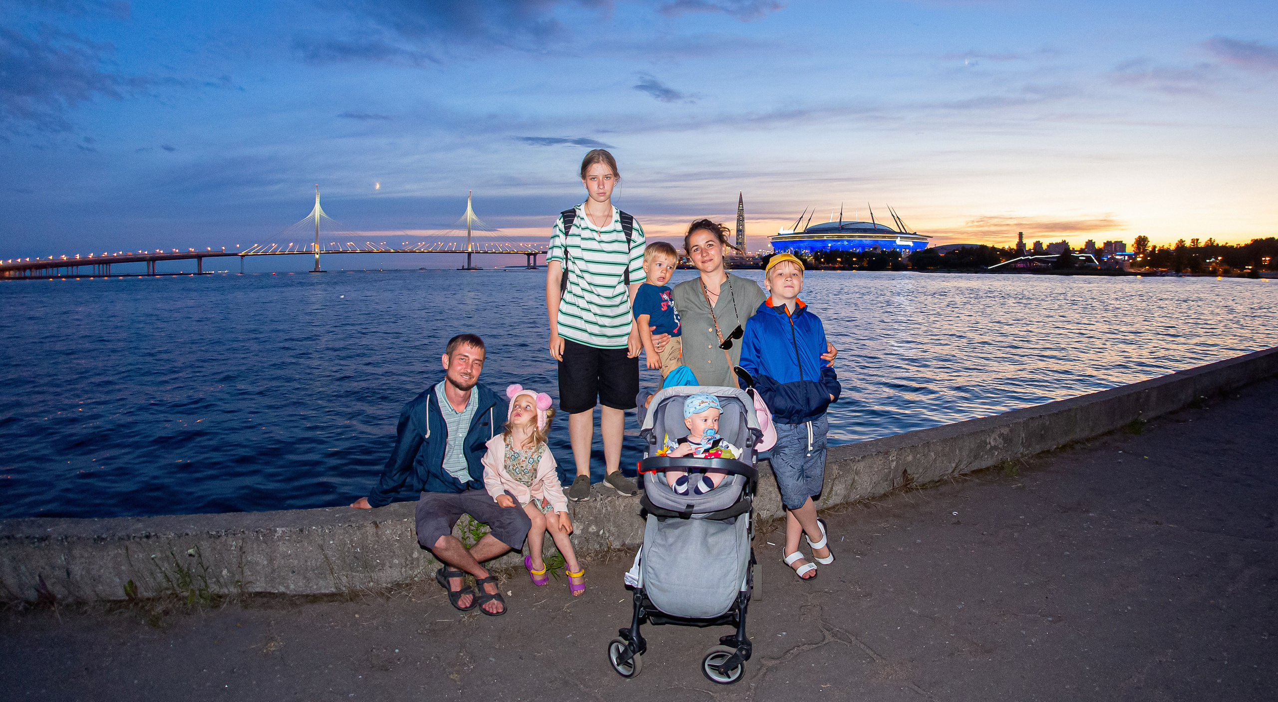 Семейная прогулка по заливу на закате. Свадебный, семейный, детский фотограф в Санкт-Петербурге