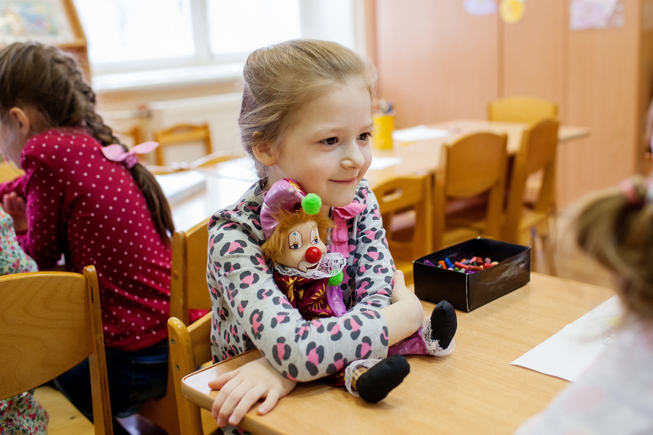 Фотография для выпускных альбомов в детском саду в выпускной группе в подготовительной группе детей фотограф для выпускных альбомов фото детей в группе мастер-класс детский портрет занятия в детском саду