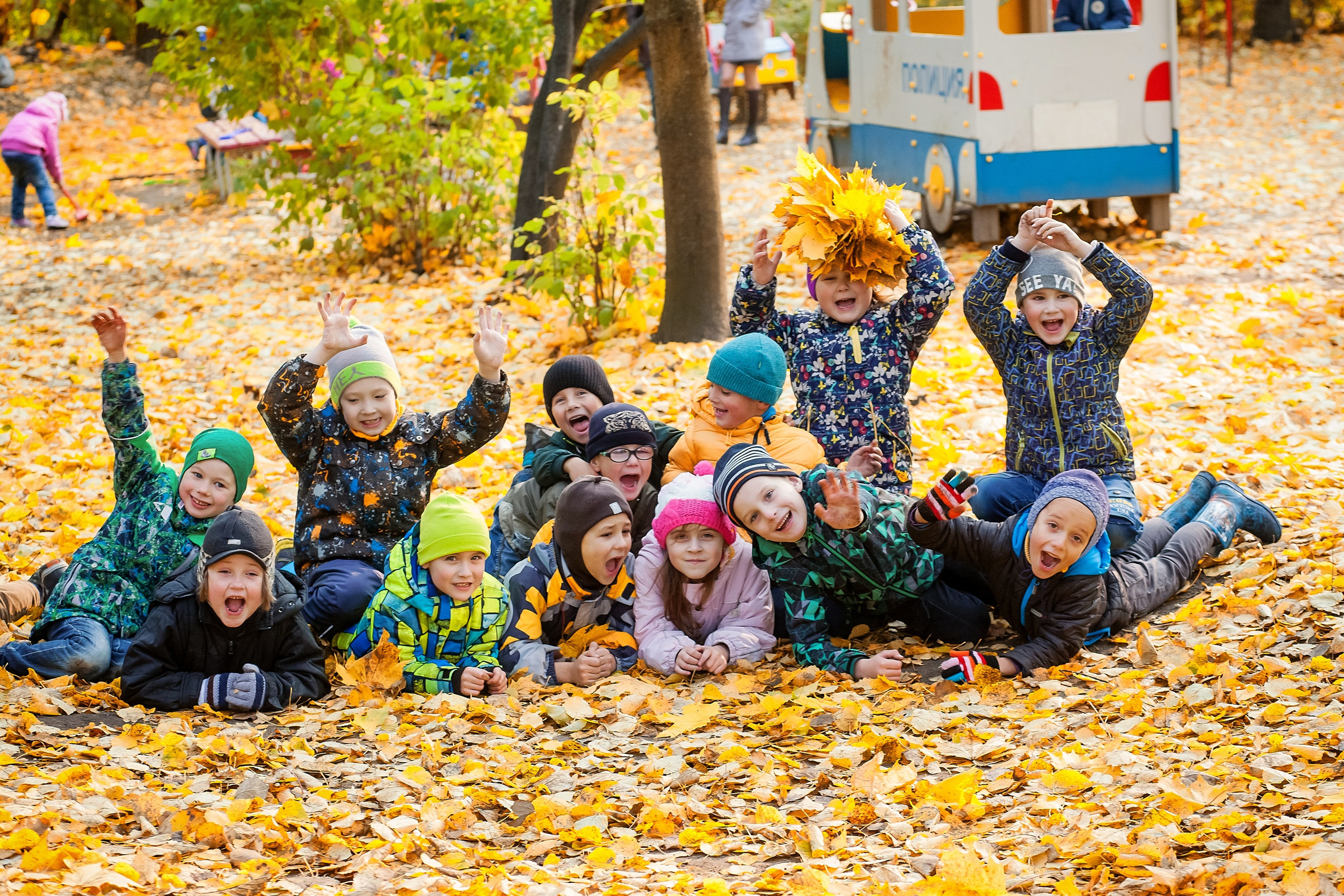 Фотография для выпускных альбомов в детском саду в выпускной группе в подготовительной группе осенняя фотография детей дети кидают листья