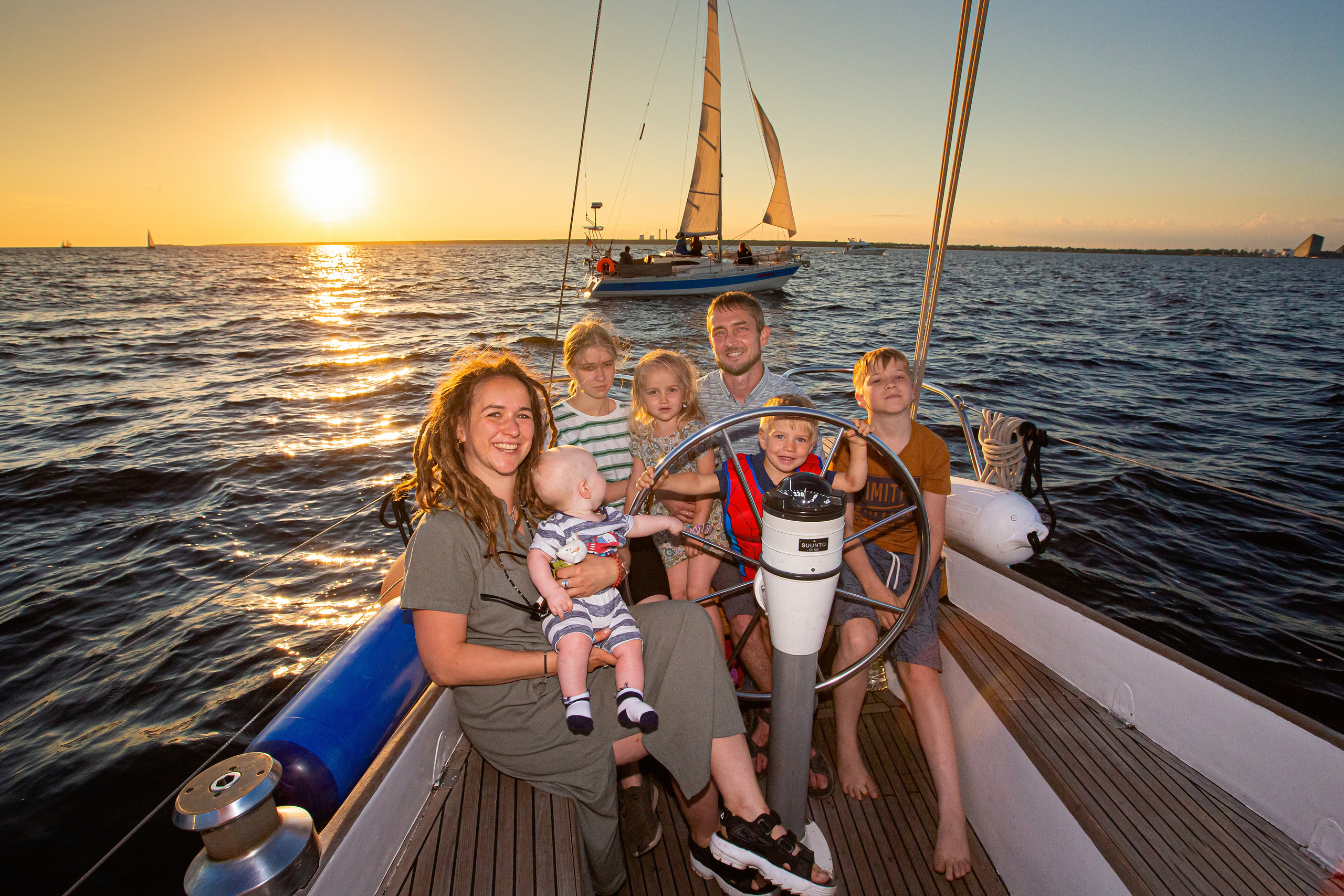 Семейная прогулка по заливу на закате. Свадебный, семейный, детский фотограф в Санкт-Петербурге