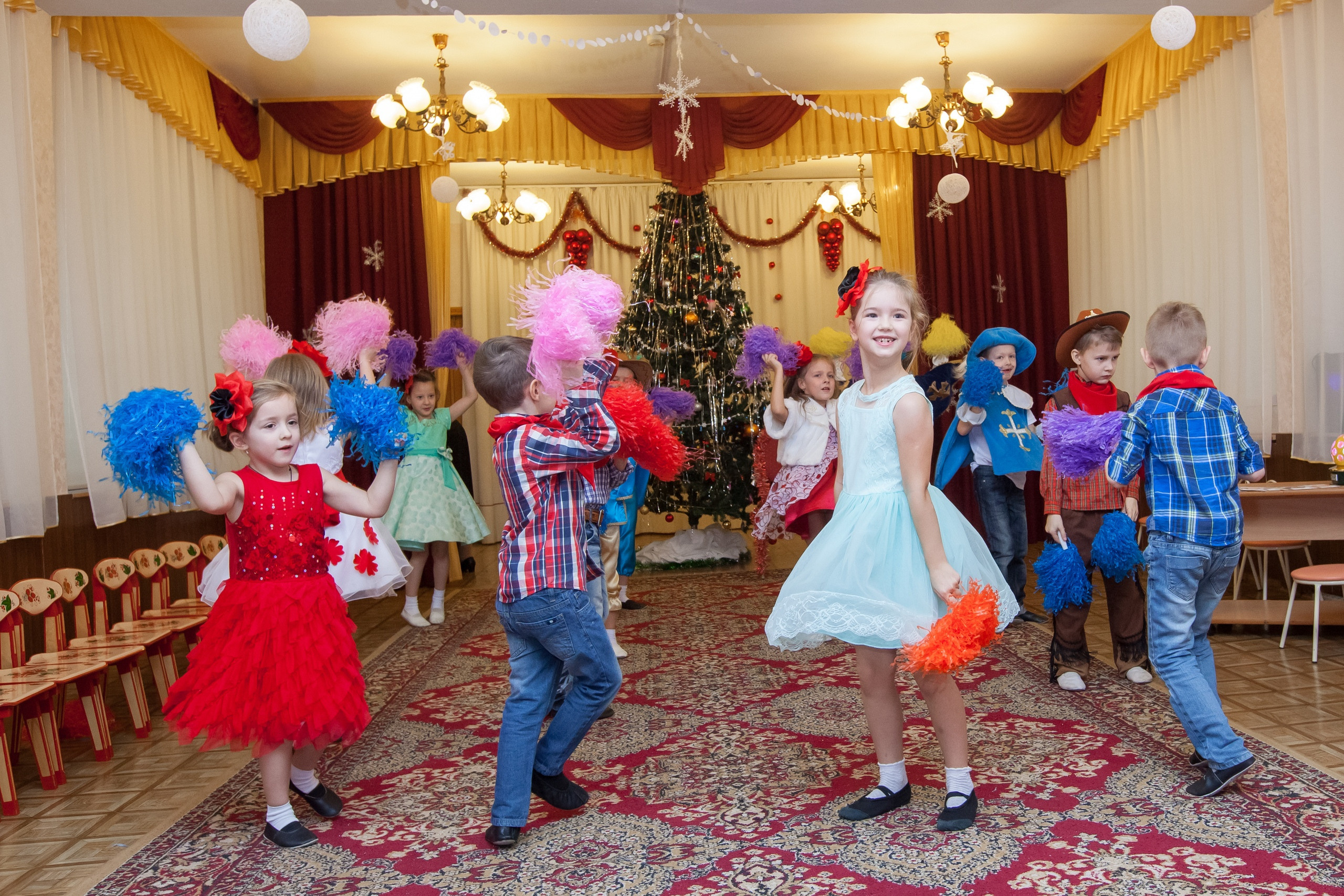 Фотография для выпускных альбомов в детском саду в выпускной группе в подготовительной группе детей фотограф для выпускных альбомов фото детей мастер-класс в детском саду краски портреты детей праздник в детском саду новый год в детском саду стиляги выпускной в стиле стиляг