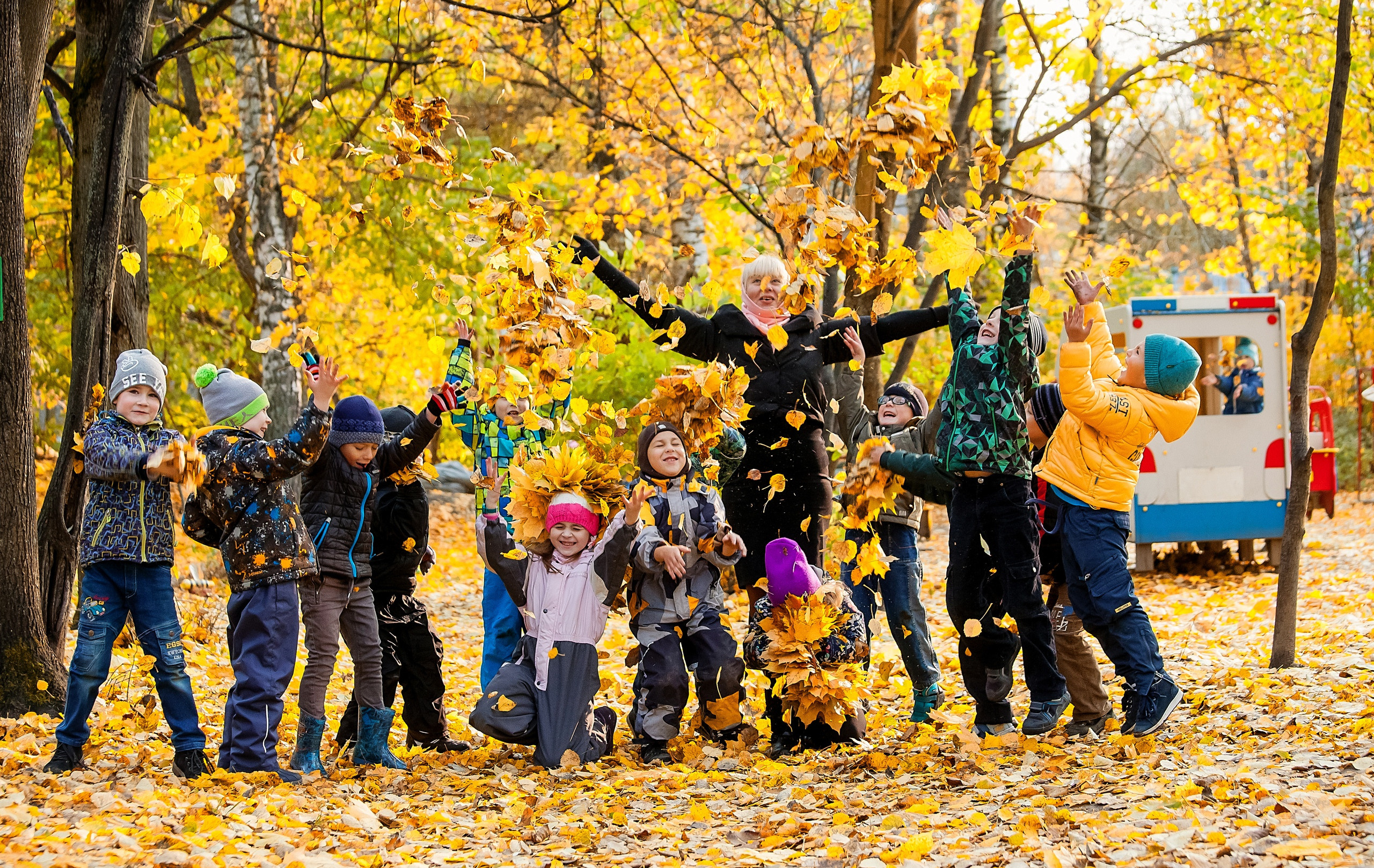 Фотография для выпускных альбомов в детском саду в выпускной группе в подготовительной группе осенняя фотография детей дети кидают листья