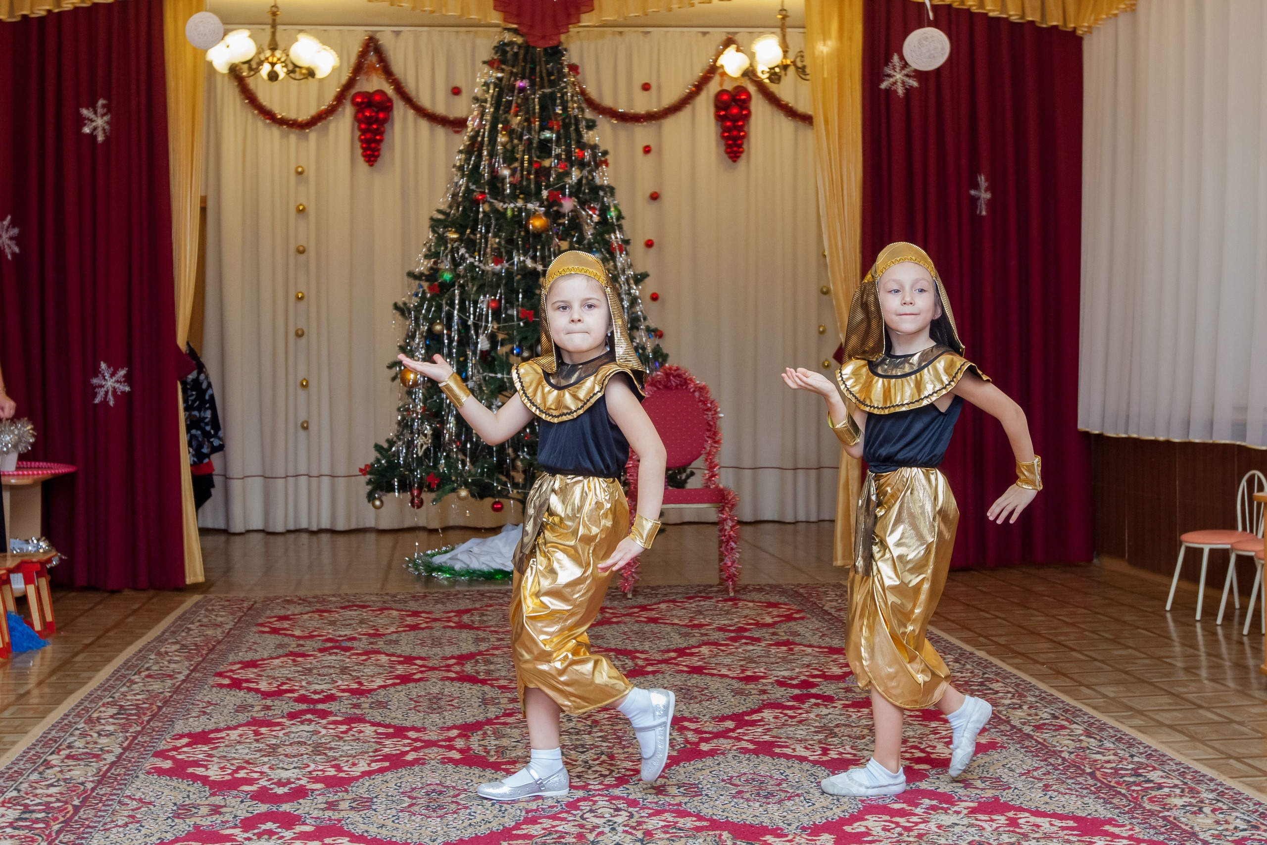 Фотография для выпускных альбомов в детском саду в выпускной группе в подготовительной группе детей фотограф для выпускных альбомов фото детей мастер-класс в детском саду краски портреты детей праздник в детском саду новый год в детском саду стиляги выпускной в стиле стиляг