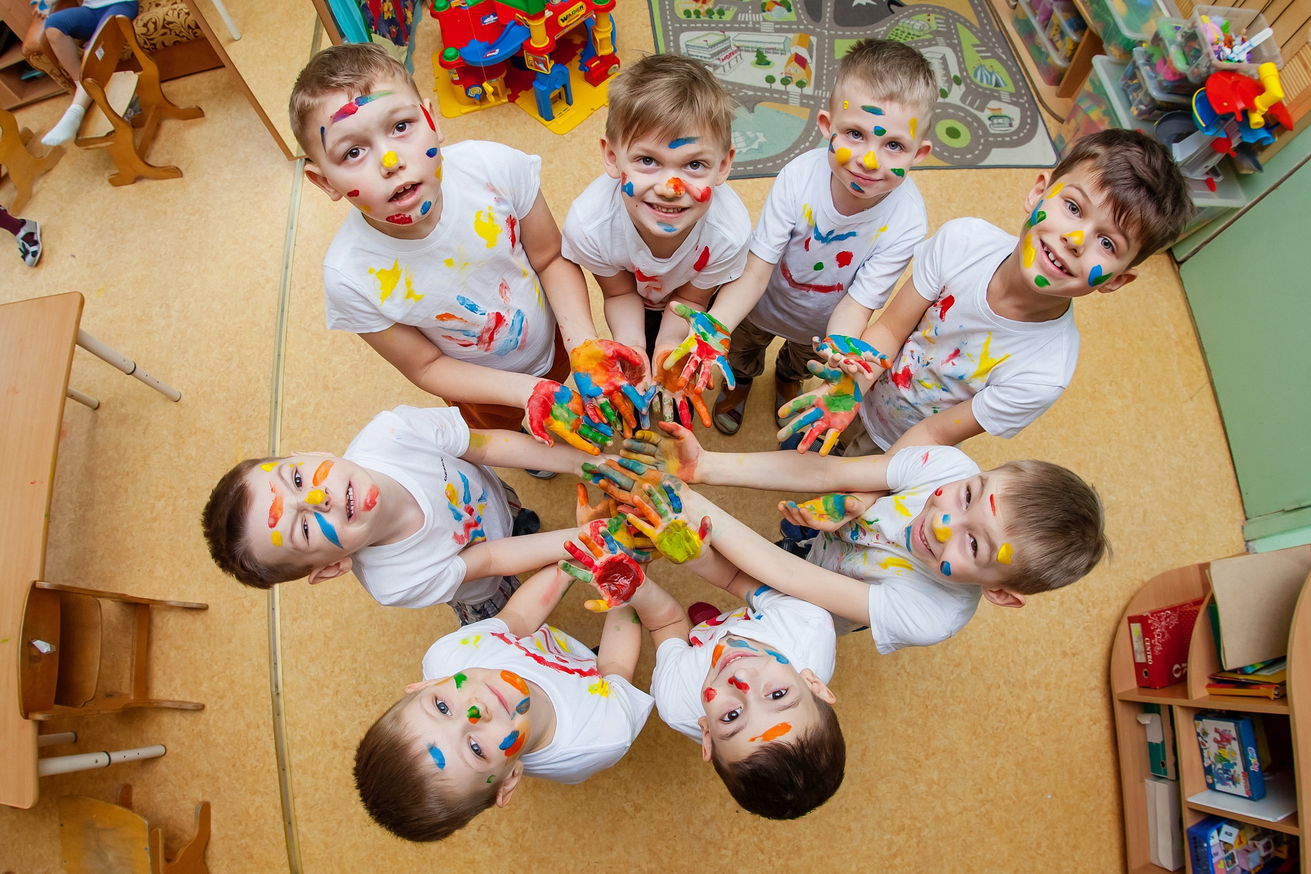 Фотография для выпускных альбомов в детском саду в выпускной группе в подготовительной группе детей фотограф для выпускных альбомов фото детей мастер-класс в детском саду краски