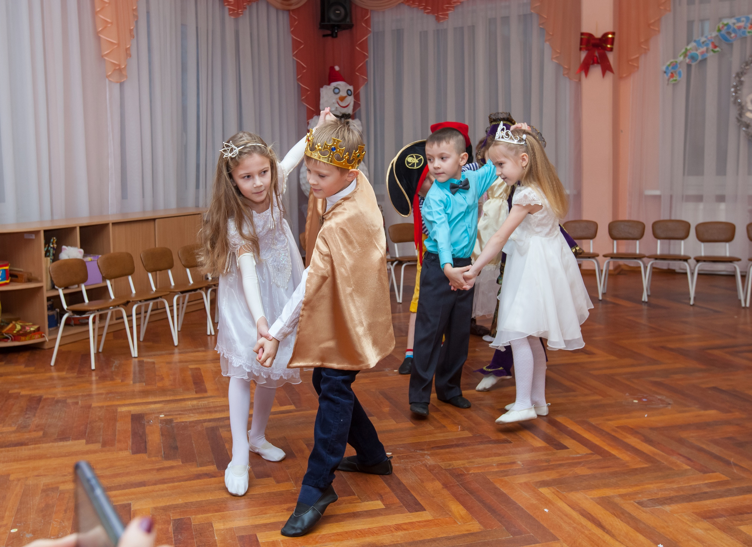 Фотография для выпускных альбомов в детском саду в выпускной группе в подготовительной группе детей фотограф для выпускных альбомов фото детей мастер-класс в детском саду краски портреты детей праздник в детском саду новый год в детском саду