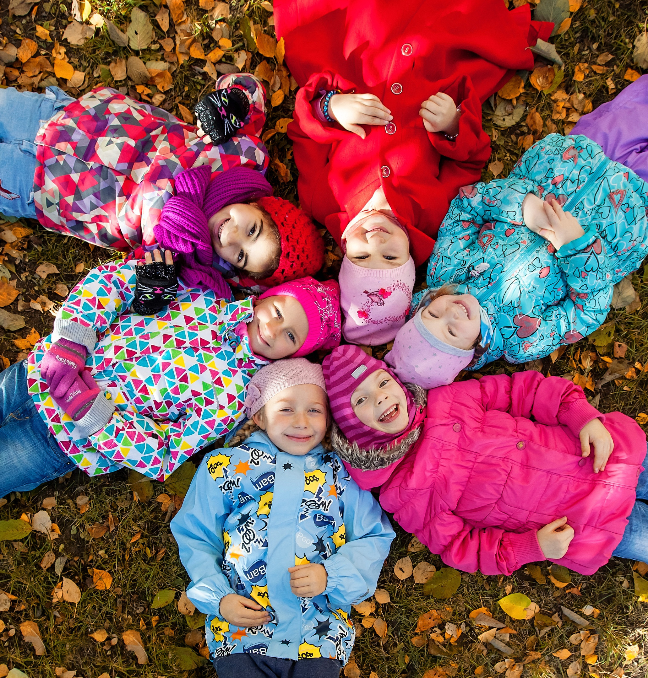 Фотография для выпускных альбомов в детском саду в выпускной группе в подготовительной группе осенняя фотография детей сверху