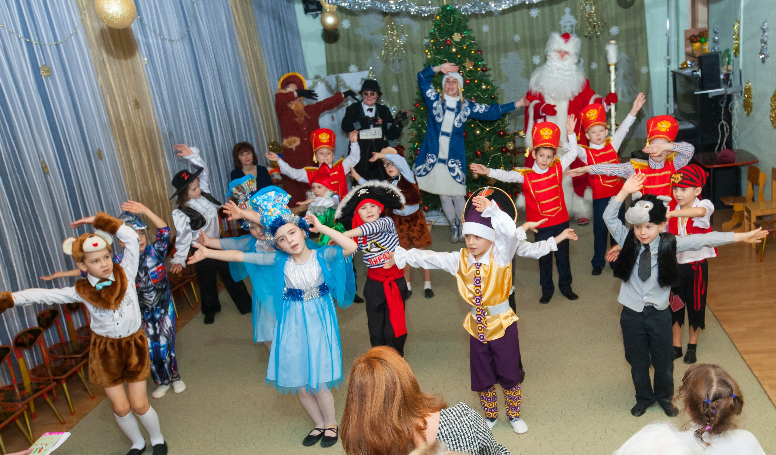 Фотография для выпускных альбомов в детском саду в выпускной группе в подготовительной группе детей фотограф для выпускных альбомов фото детей мастер-класс в детском саду краски портреты детей праздник в детском саду новый год в детском саду
