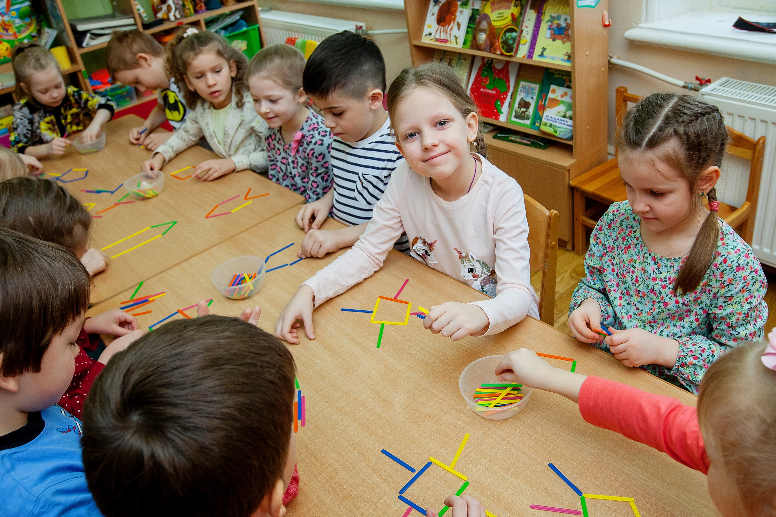 Фотография для выпускных альбомов в детском саду в выпускной группе в подготовительной группе детей фотограф для выпускных альбомов фото детей в группе мастер-класс детский портрет занятия в детском саду