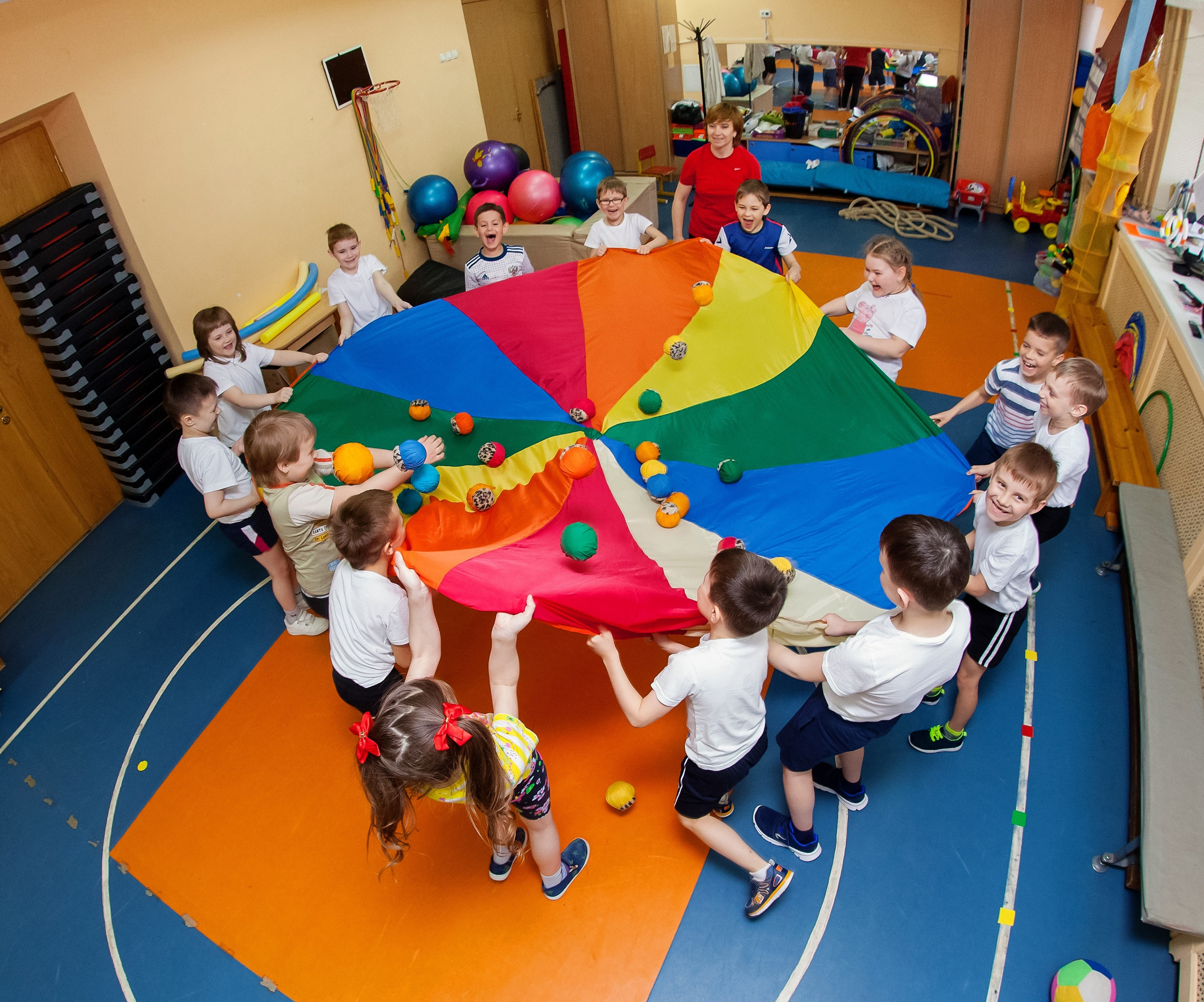 Фотография для выпускных альбомов в детском саду в выпускной группе в подготовительной группе детей фотограф для выпускных альбомов фото детей в группе мастер-класс детский портрет занятия в детском саду игры в детском саду физкультура в детском саду