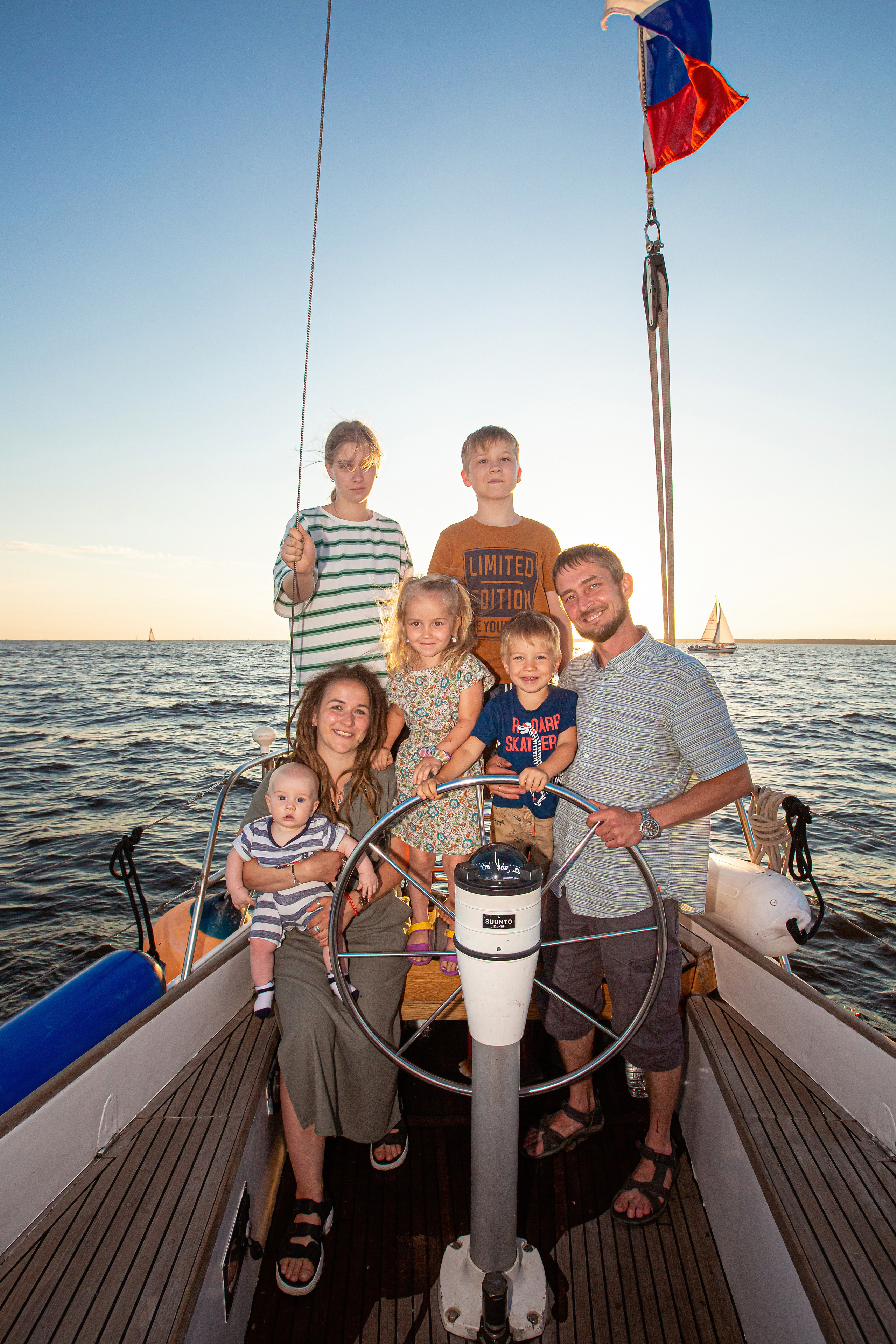 Семейная прогулка по заливу на закате. Свадебный, семейный, детский фотограф в Санкт-Петербурге