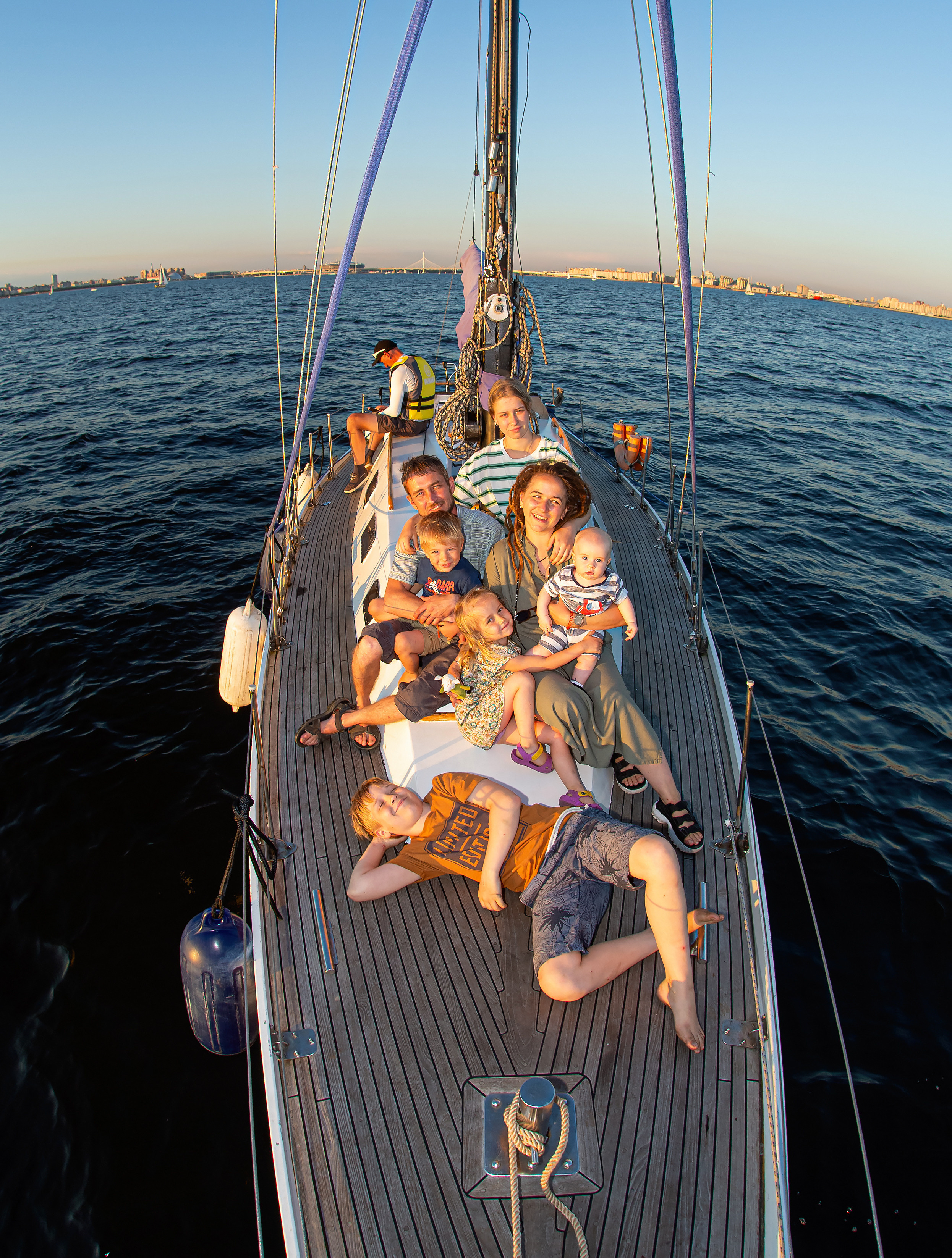 Семейная прогулка по заливу на закате. Свадебный, семейный, детский фотограф в Санкт-Петербурге