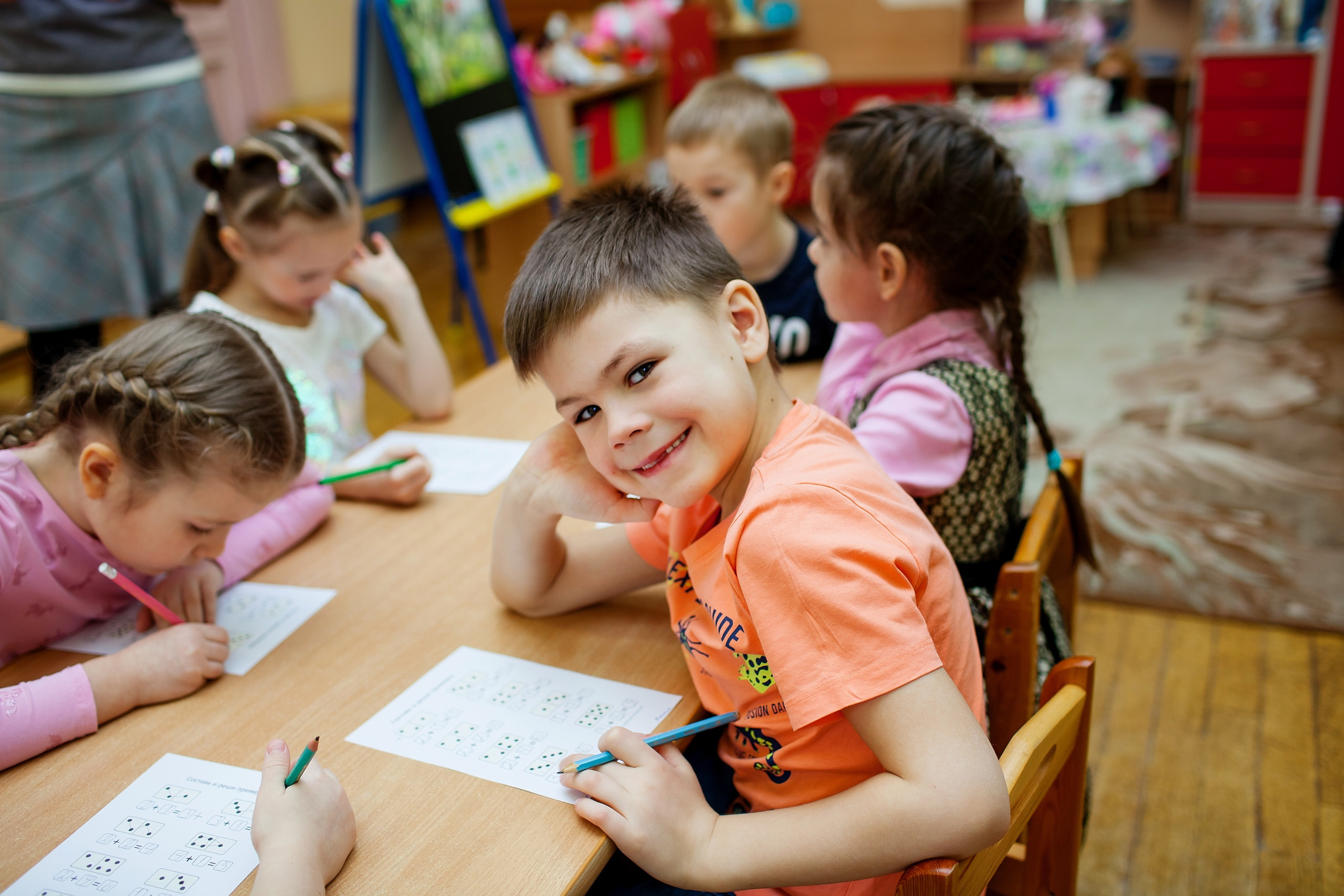 Фотография для выпускных альбомов в детском саду в выпускной группе в подготовительной группе детей фотограф для выпускных альбомов фото детей в группе мастер-класс детский портрет занятия в детском саду