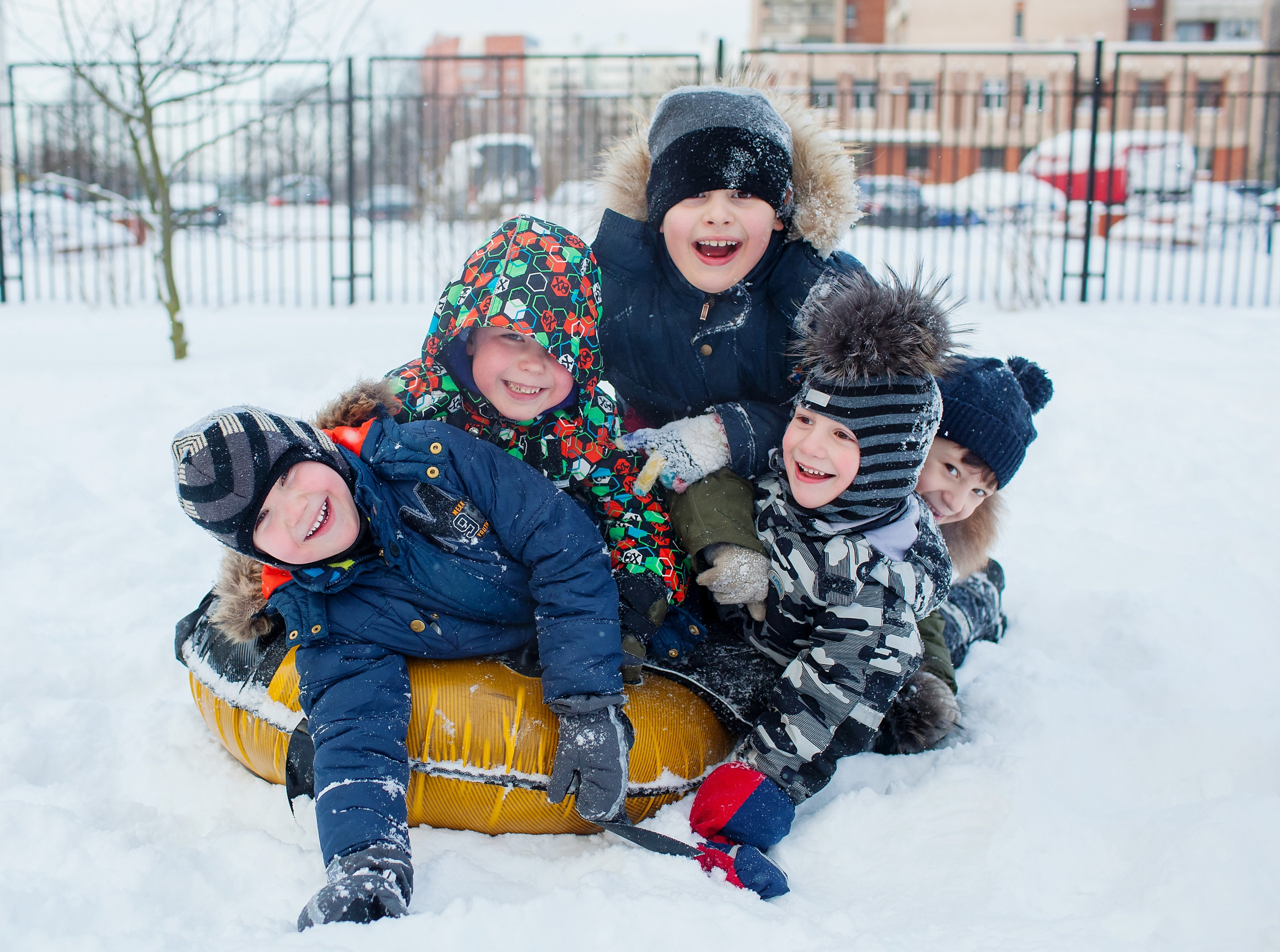 Фотография для выпускных альбомов в детском саду в выпускной группе в подготовительной группе детей фотограф для выпускных альбомов фото детей зимой зимние портреты