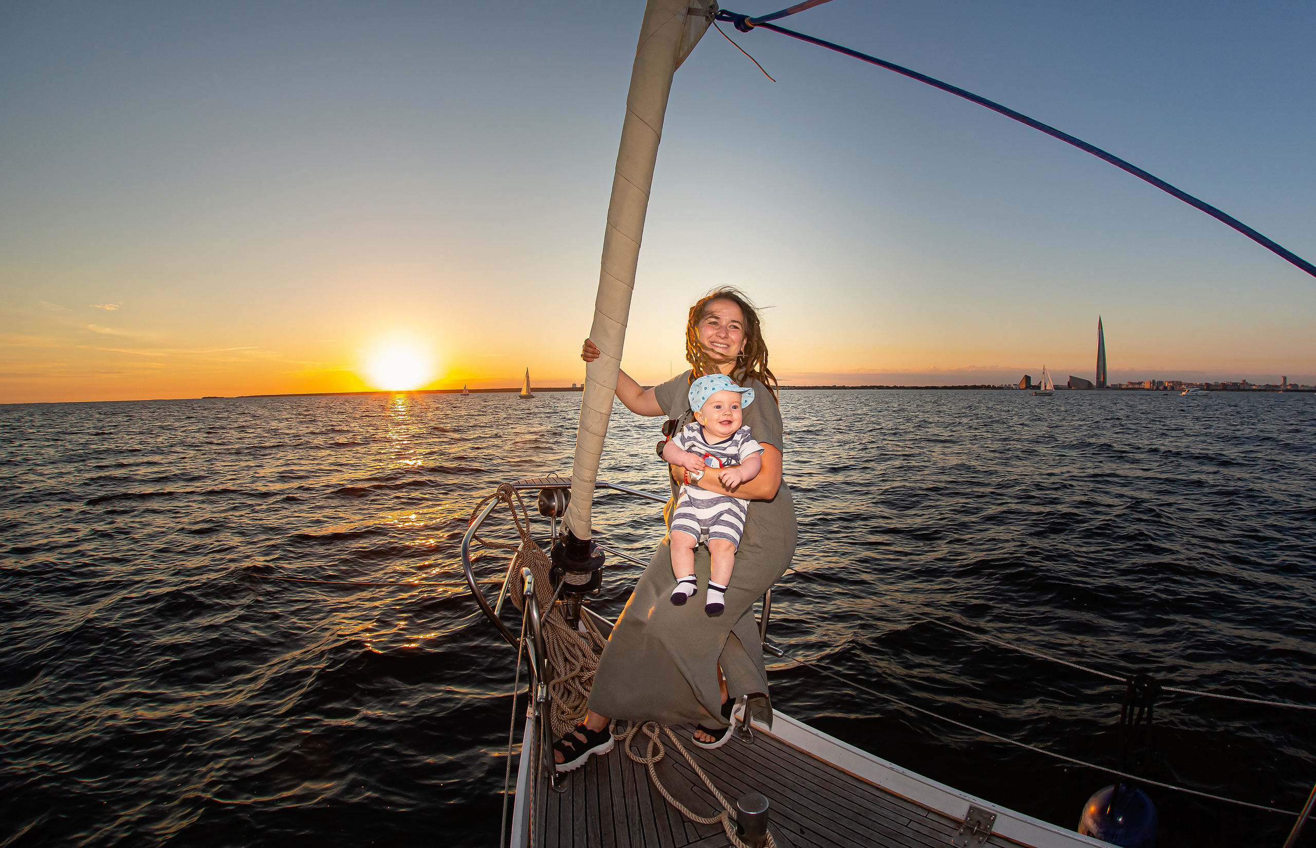 Семейная прогулка по заливу на закате. Свадебный, семейный, детский фотограф в Санкт-Петербурге