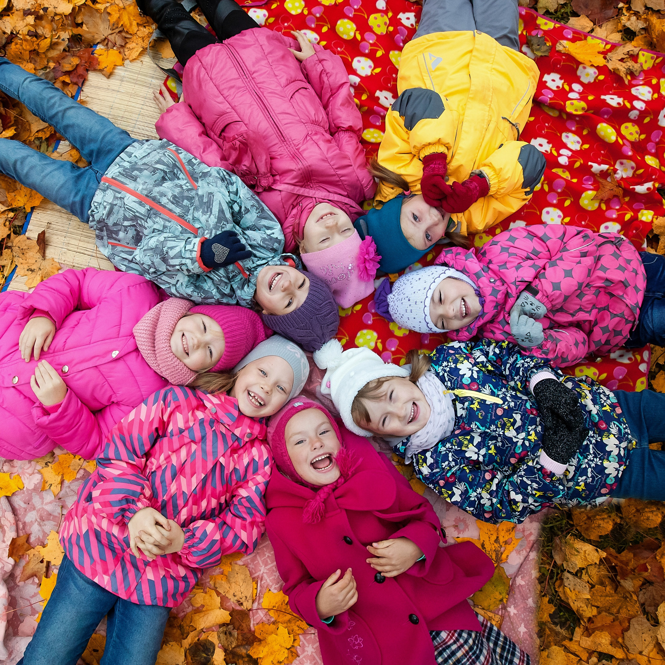Фотография для выпускных альбомов в детском саду в выпускной группе в подготовительной группе осенняя фотография детей сверху