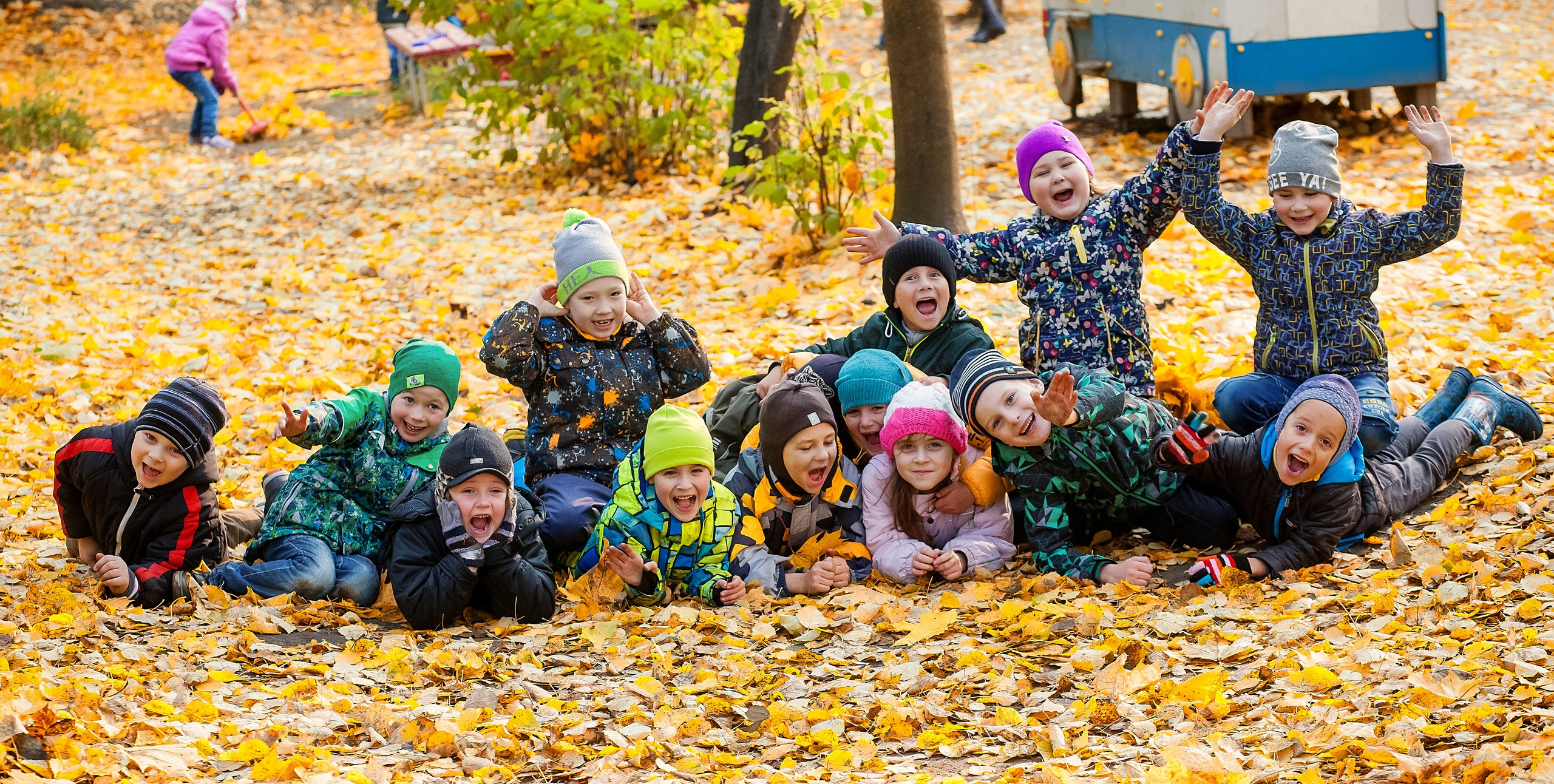 Фотография для выпускных альбомов в детском саду в выпускной группе в подготовительной группе осенняя фотография детей дети кидают листья