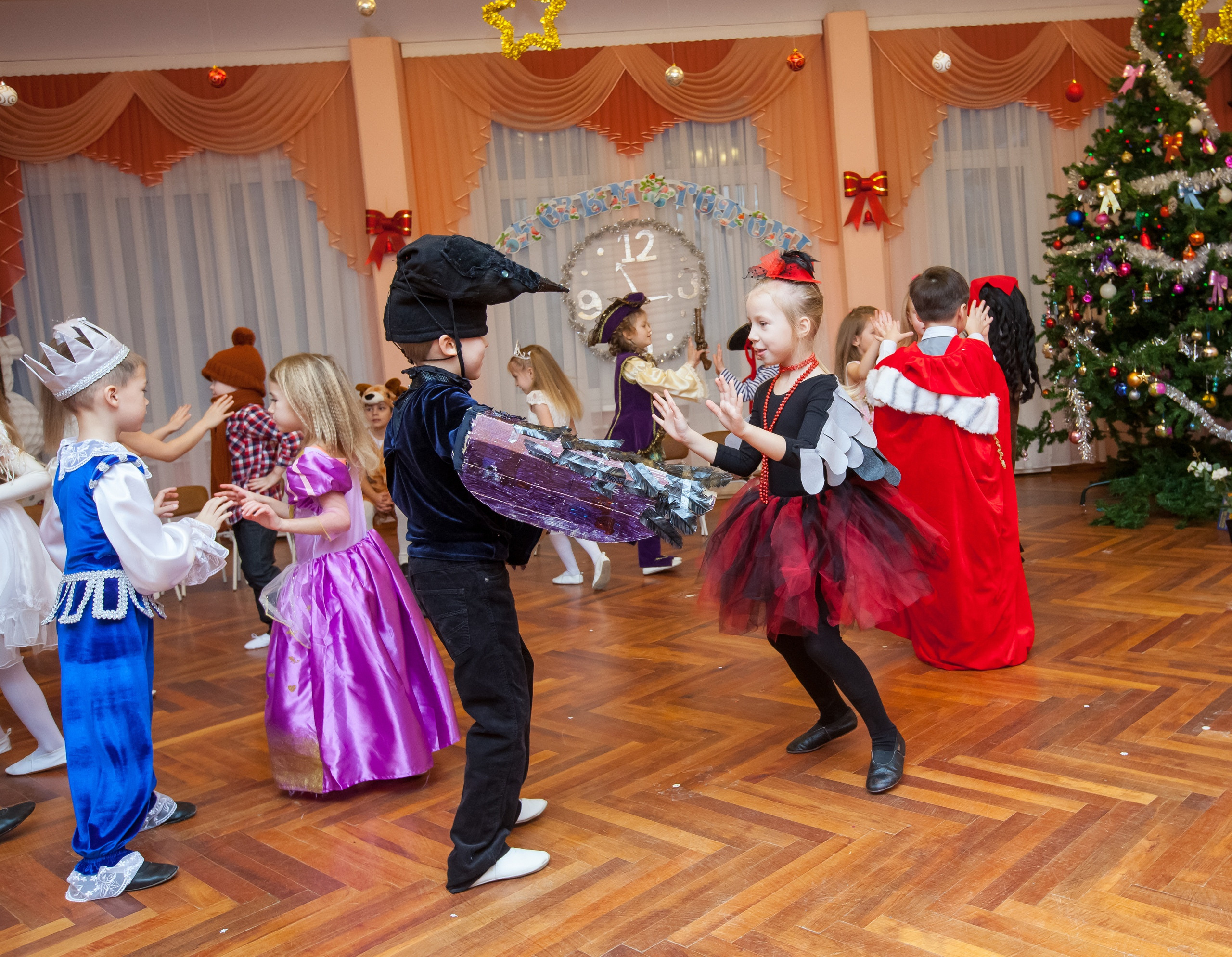 Фотография для выпускных альбомов в детском саду в выпускной группе в подготовительной группе детей фотограф для выпускных альбомов фото детей мастер-класс в детском саду краски портреты детей праздник в детском саду новый год в детском саду