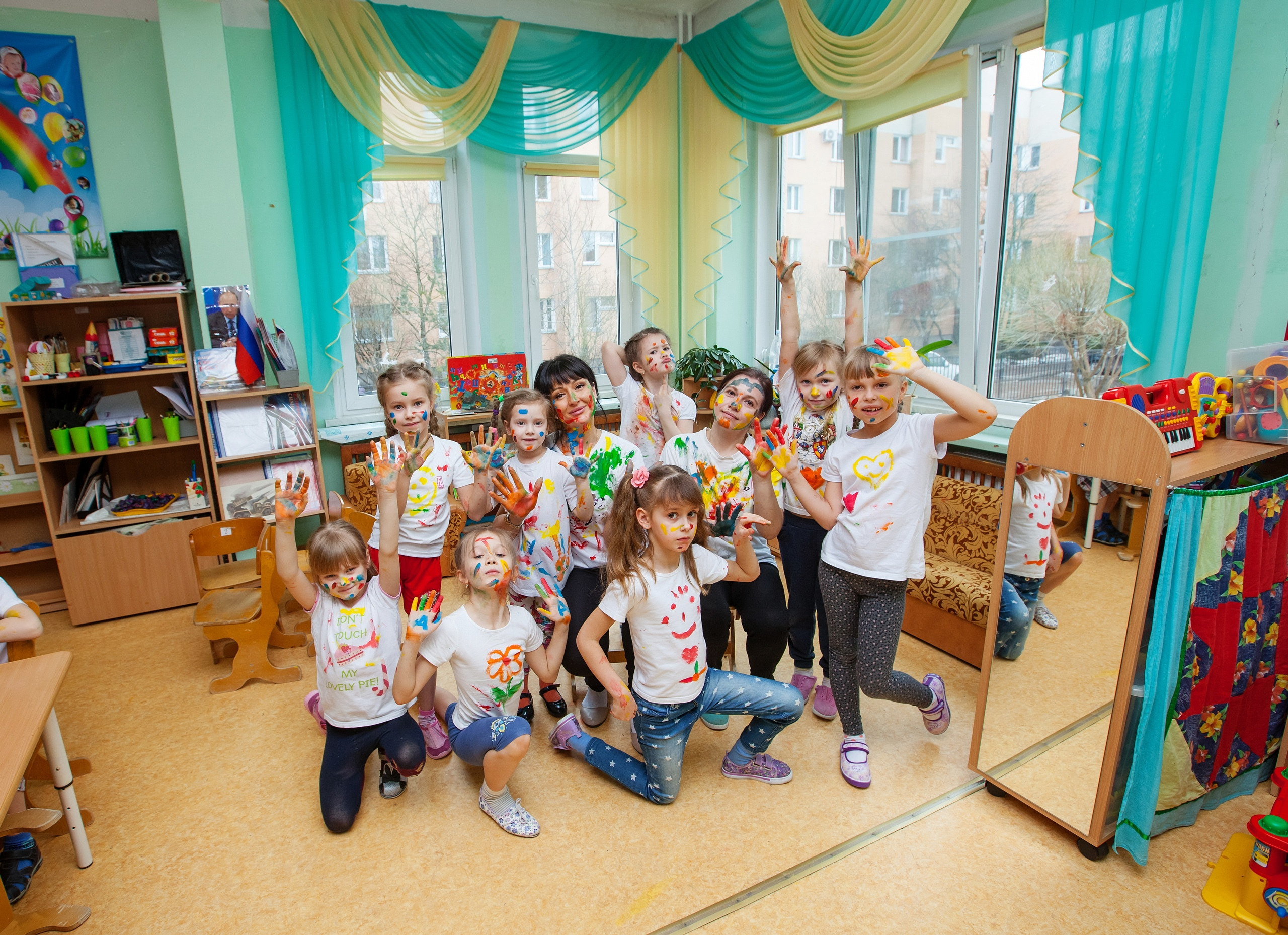 Фотография для выпускных альбомов в детском саду в выпускной группе в подготовительной группе детей фотограф для выпускных альбомов фото детей мастер-класс в детском саду краски портреты детей