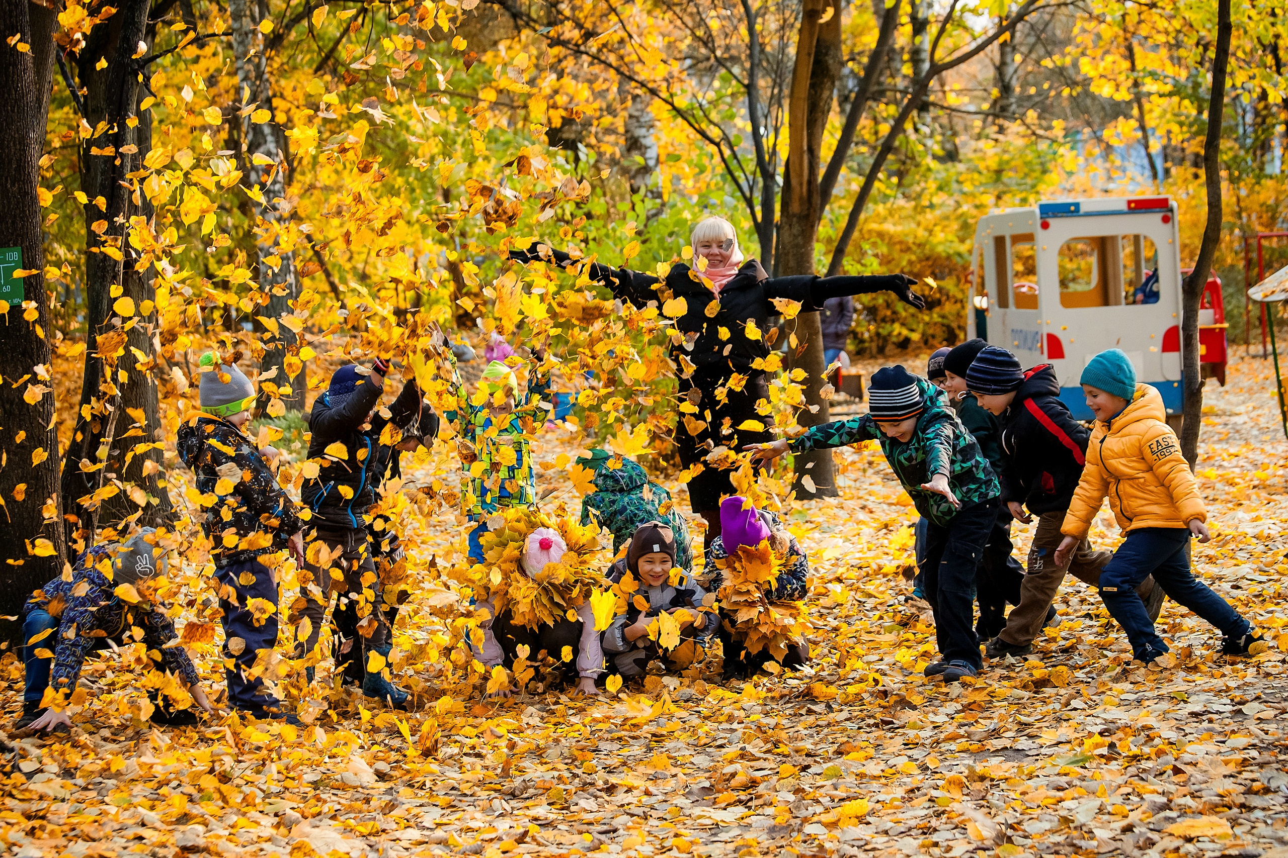 Фотография для выпускных альбомов в детском саду в выпускной группе в подготовительной группе осенняя фотография детей дети кидают листья