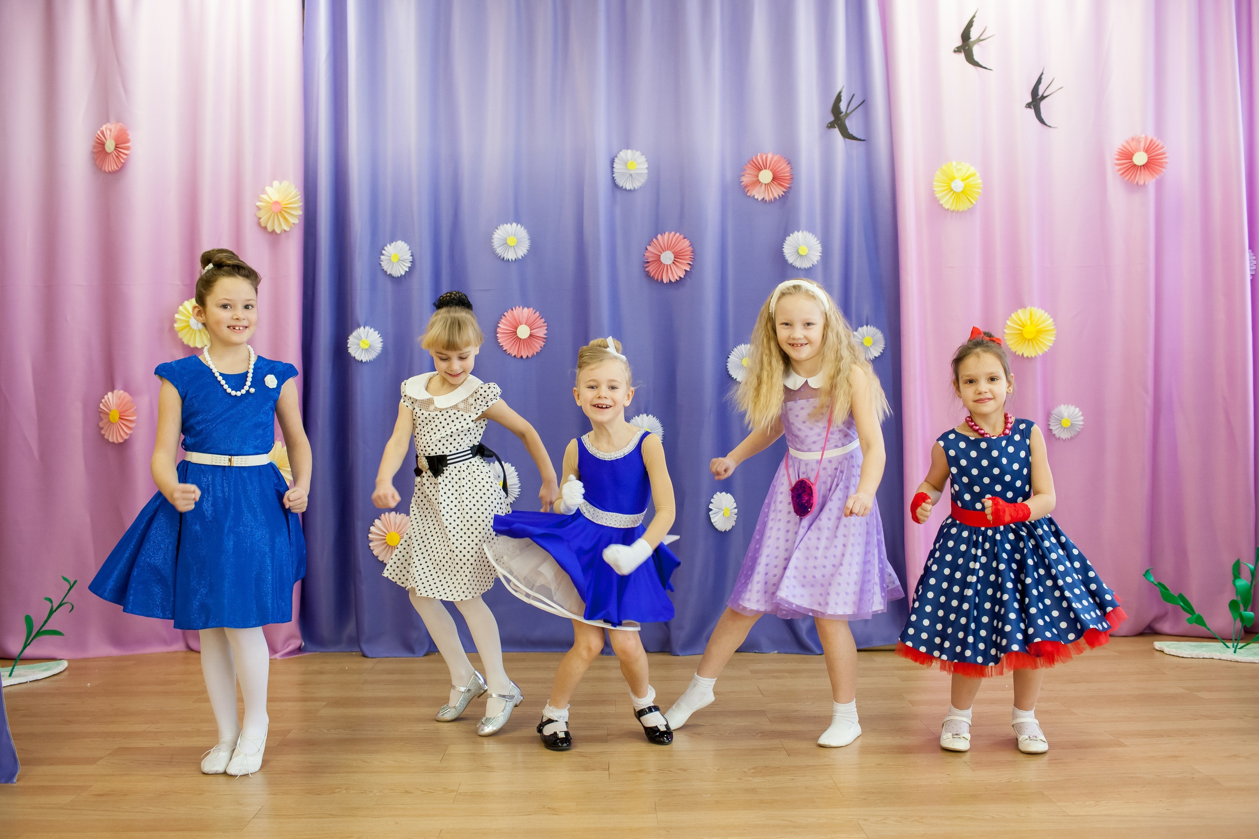 Фотография для выпускных альбомов в детском саду в выпускной группе в подготовительной группе детей фотограф для выпускных альбомов фото детей мастер-класс в детском саду краски портреты детей праздник в детском саду новый год в детском саду стиляги выпускной в стиле стиляг