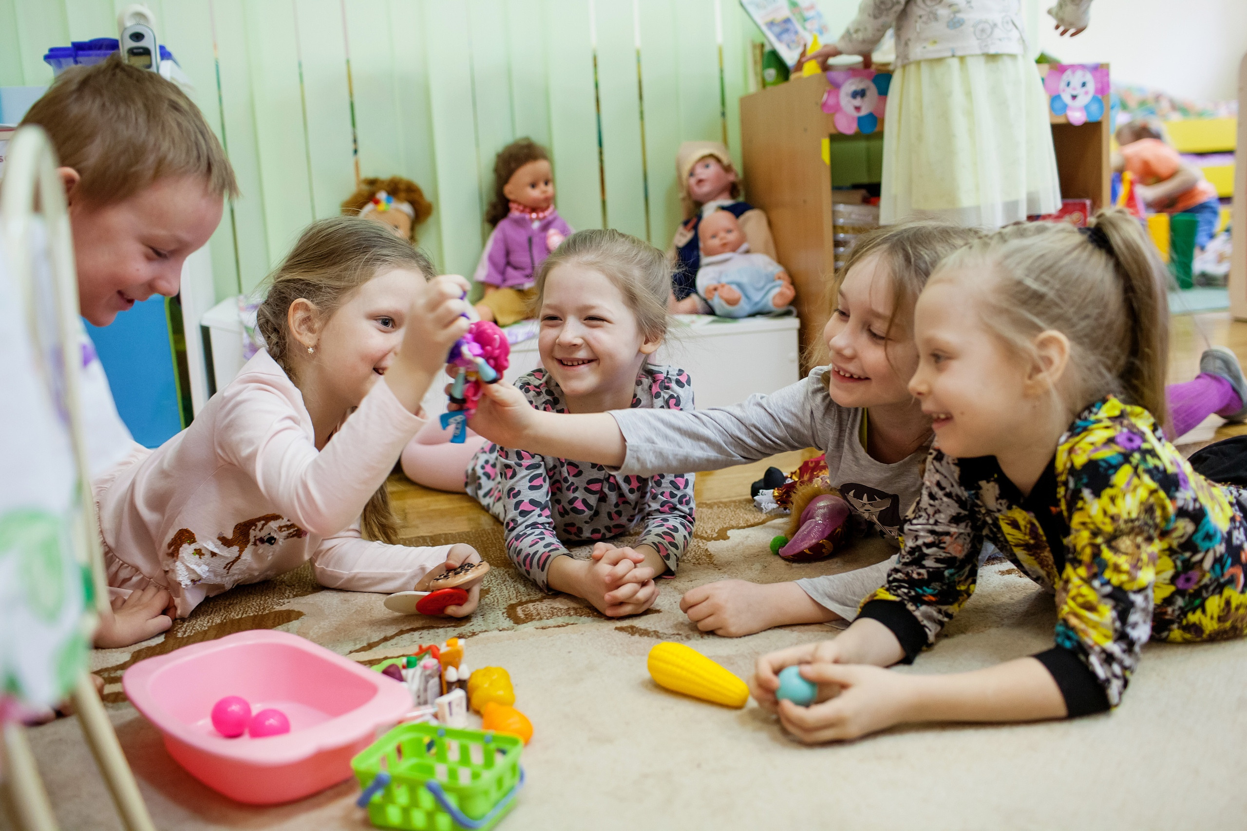 Фотография для выпускных альбомов в детском саду в выпускной группе в подготовительной группе детей фотограф для выпускных альбомов фото детей в группе мастер-класс детский портрет занятия в детском саду