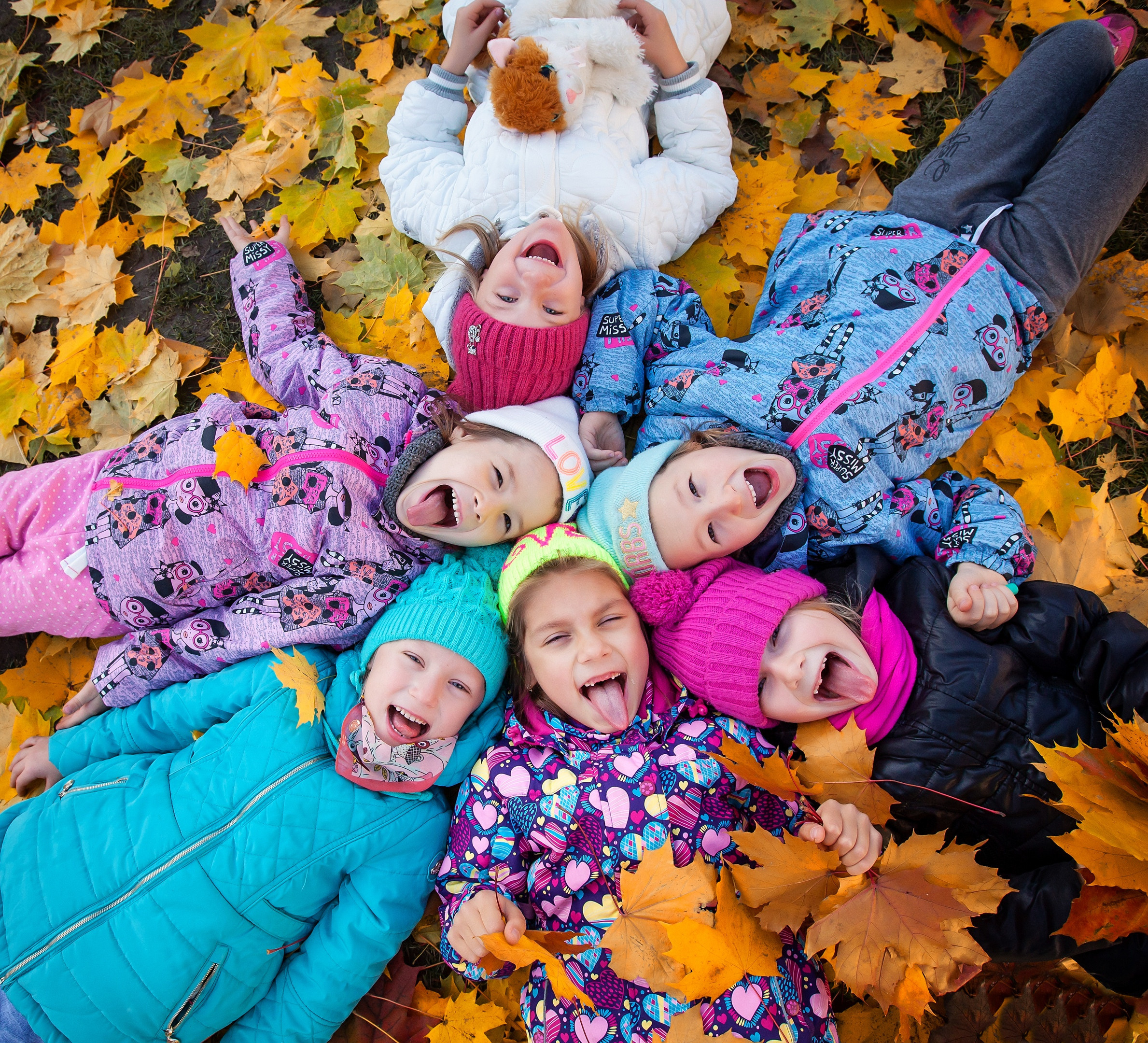 Фотография для выпускных альбомов в детском саду в выпускной группе в подготовительной группе осенняя фотография детей сверху