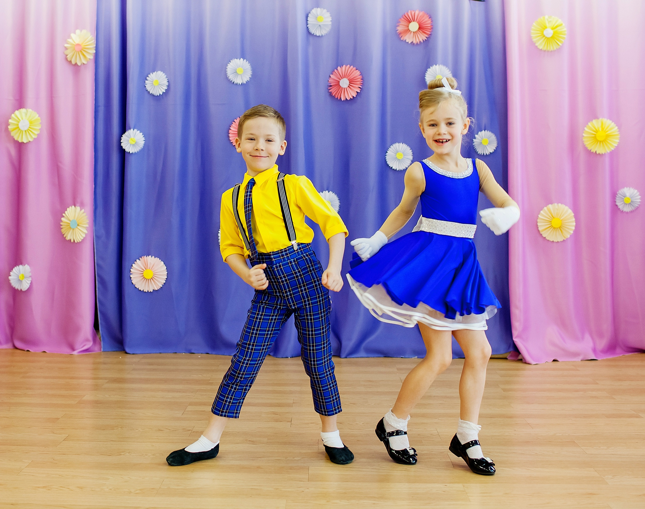 Фотография для выпускных альбомов в детском саду в выпускной группе в подготовительной группе детей фотограф для выпускных альбомов фото детей мастер-класс в детском саду краски портреты детей праздник в детском саду новый год в детском саду