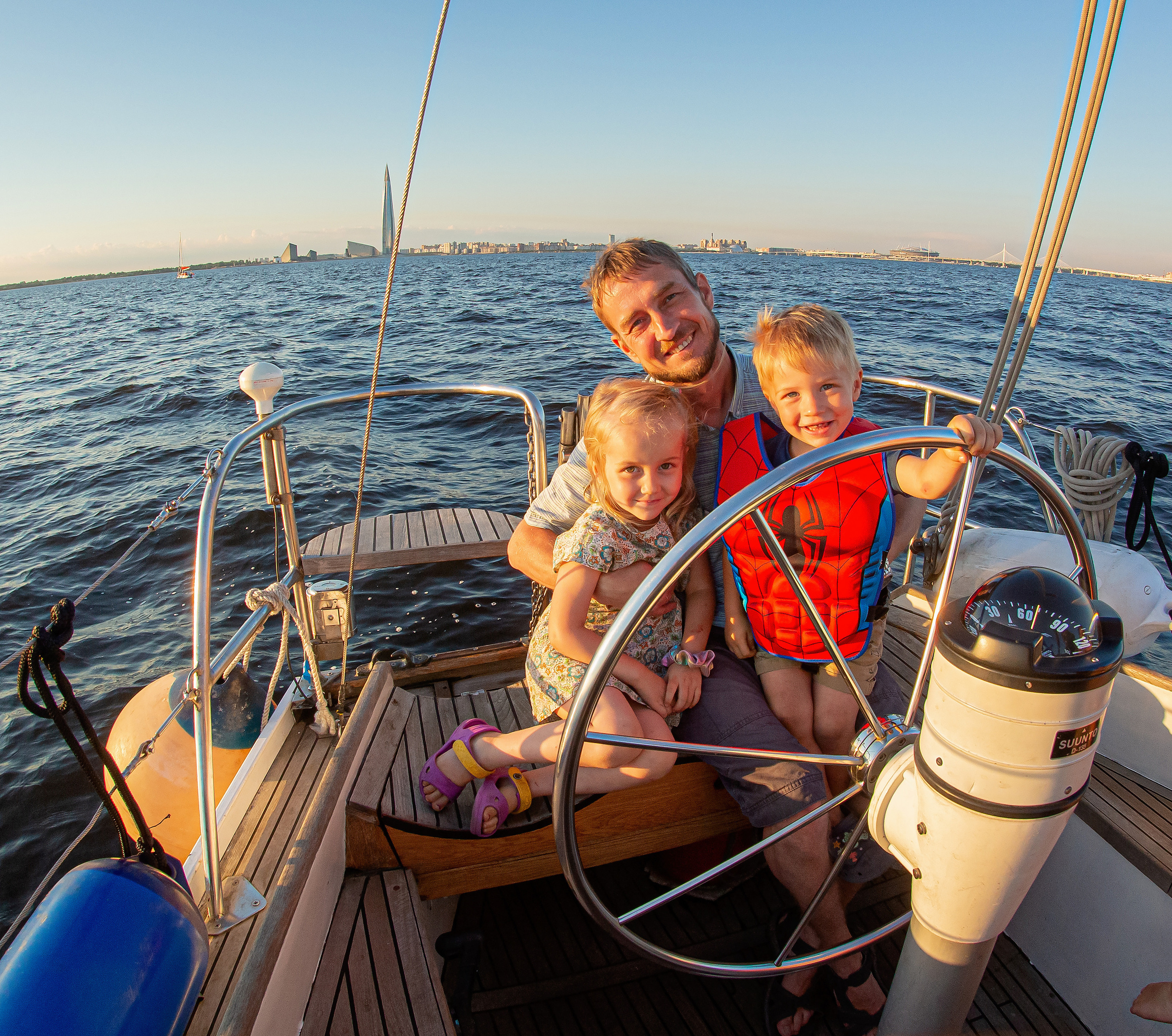 Семейная прогулка по заливу на закате. Свадебный, семейный, детский фотограф в Санкт-Петербурге