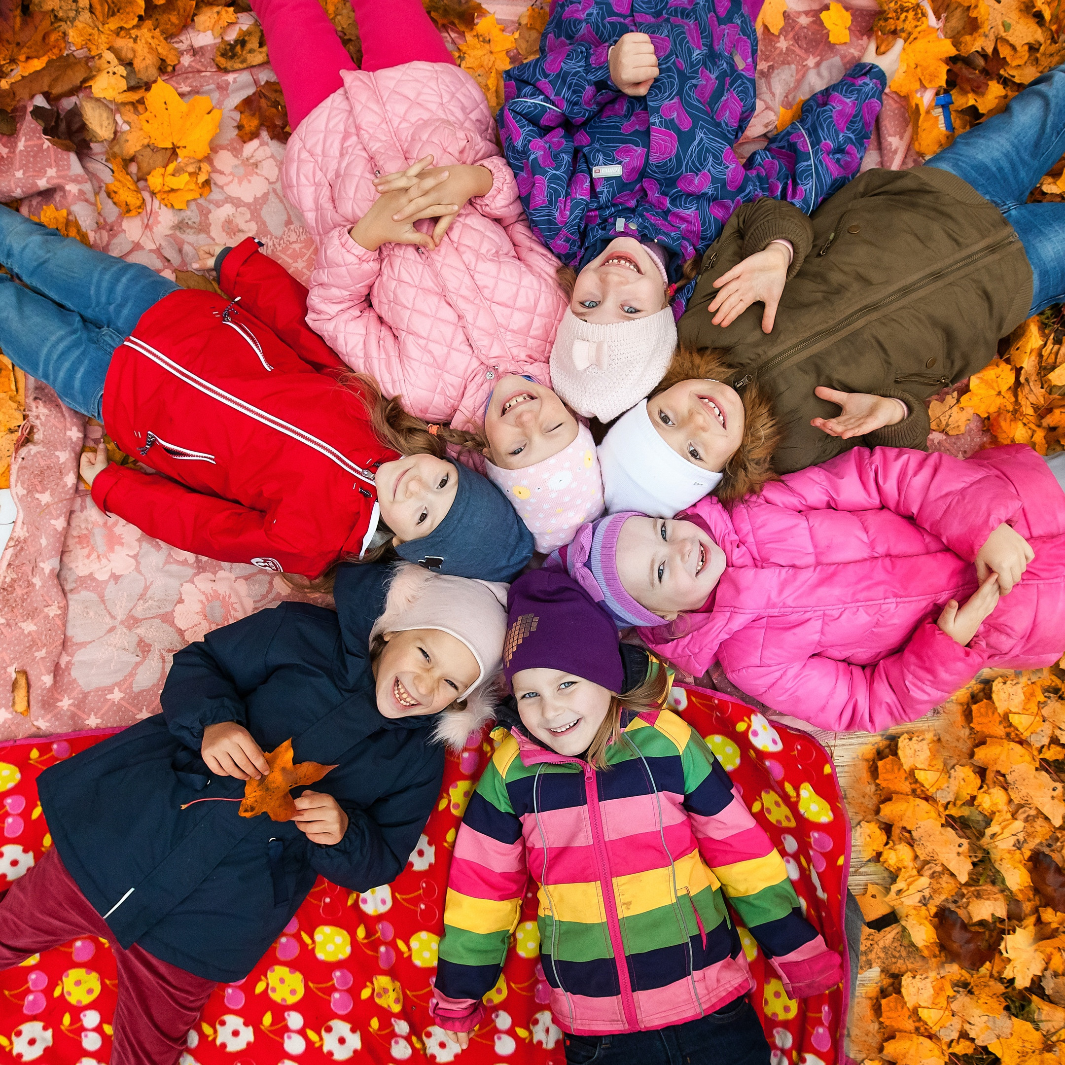 Фотография для выпускных альбомов в детском саду в выпускной группе в подготовительной группе осенняя фотография детей сверху