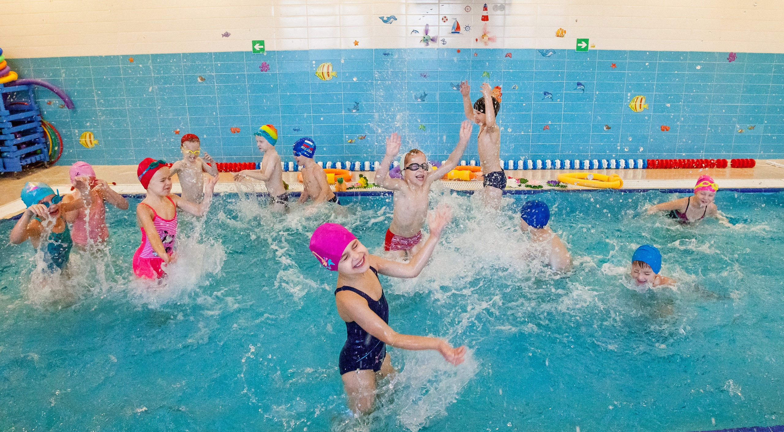 Фотография для выпускных альбомов в детском саду в выпускной группе в подготовительной группе детей фотограф для выпускных альбомов фото детей в бассейне бассейн в детском саду физкультура в бассейне