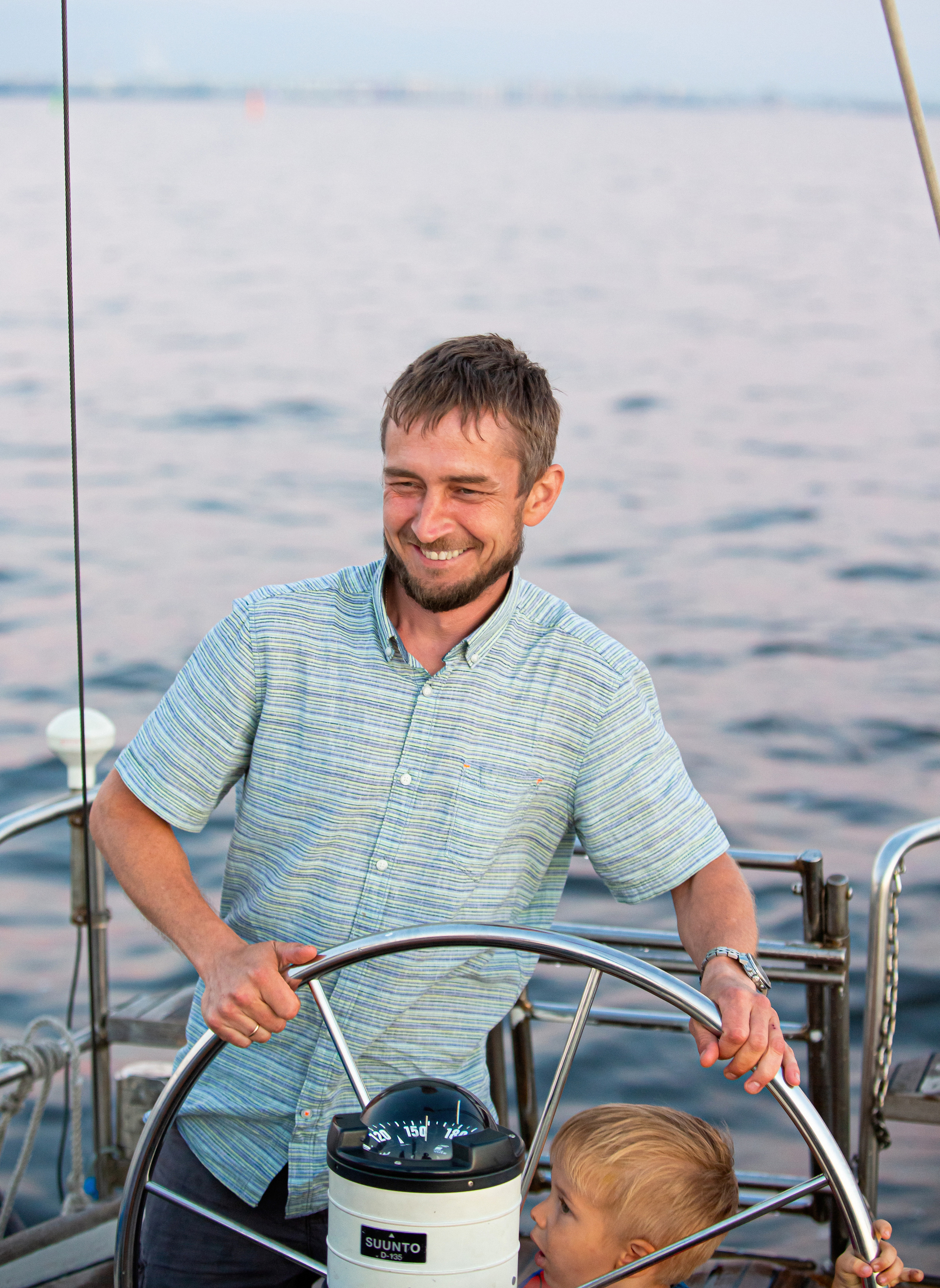 Семейная прогулка по заливу на закате. Свадебный, семейный, детский фотограф в Санкт-Петербурге