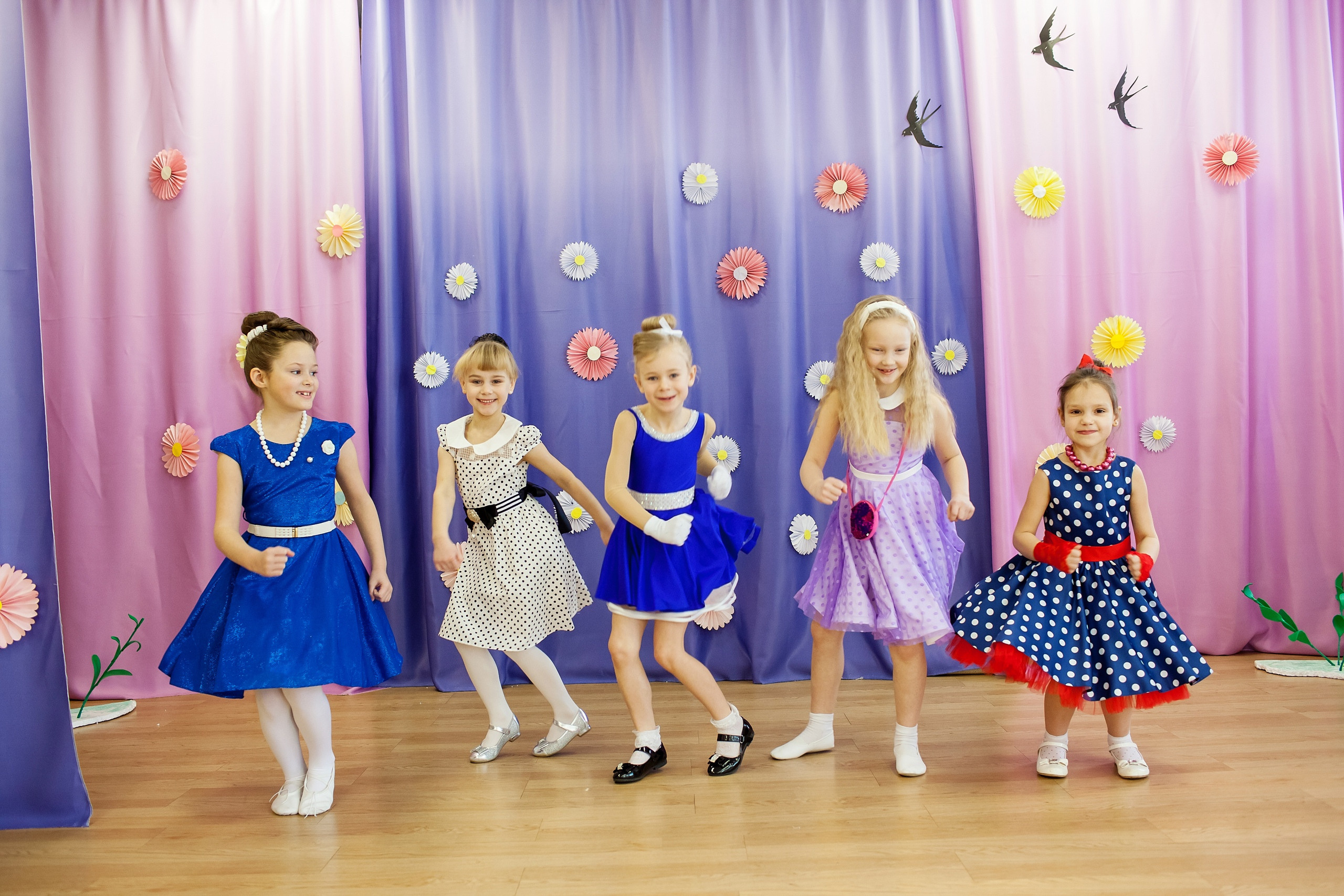 Фотография для выпускных альбомов в детском саду в выпускной группе в подготовительной группе детей фотограф для выпускных альбомов фото детей мастер-класс в детском саду краски портреты детей праздник в детском саду новый год в детском саду стиляги выпускной в стиле стиляг