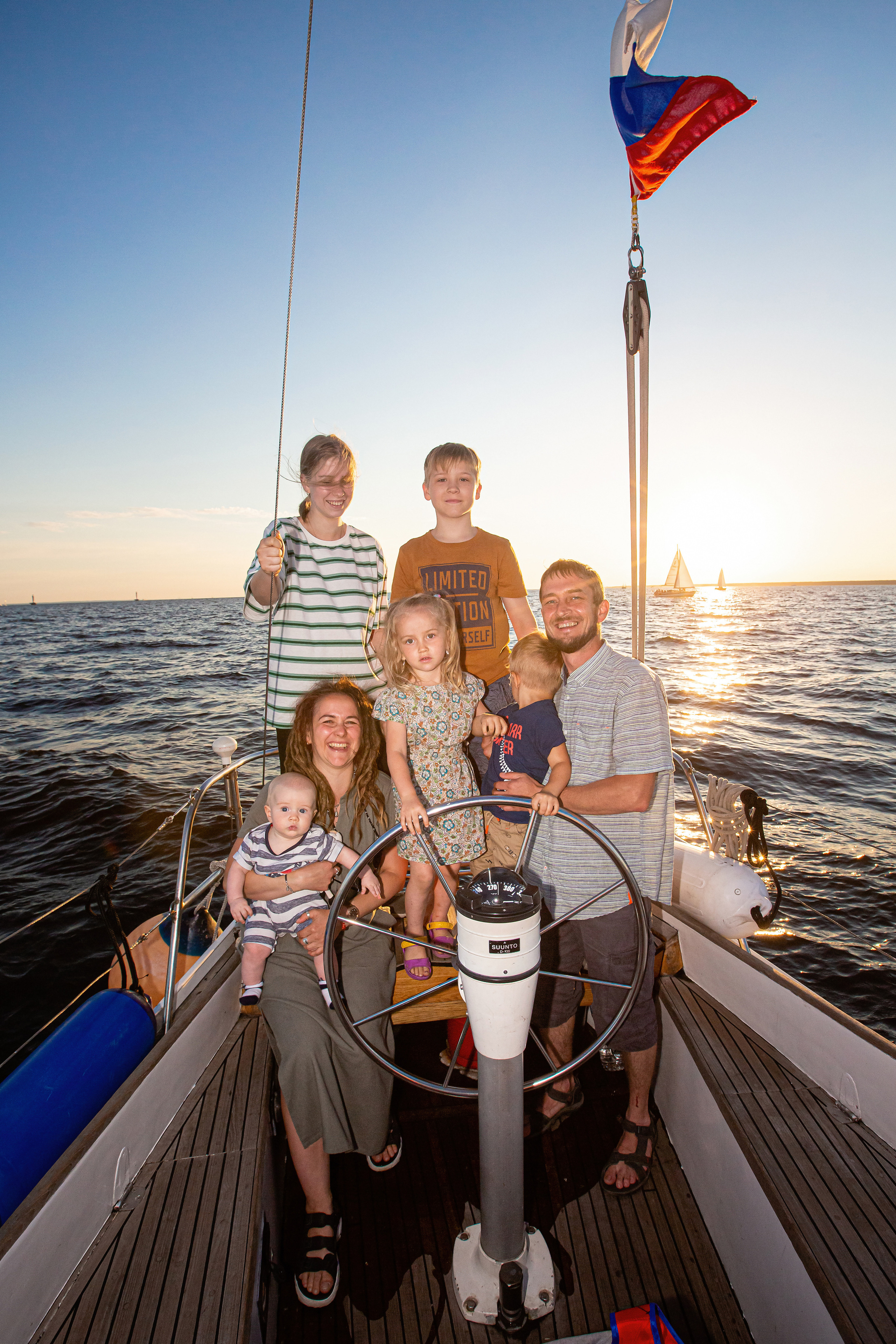 Семейная прогулка по заливу на закате. Свадебный, семейный, детский фотограф в Санкт-Петербурге