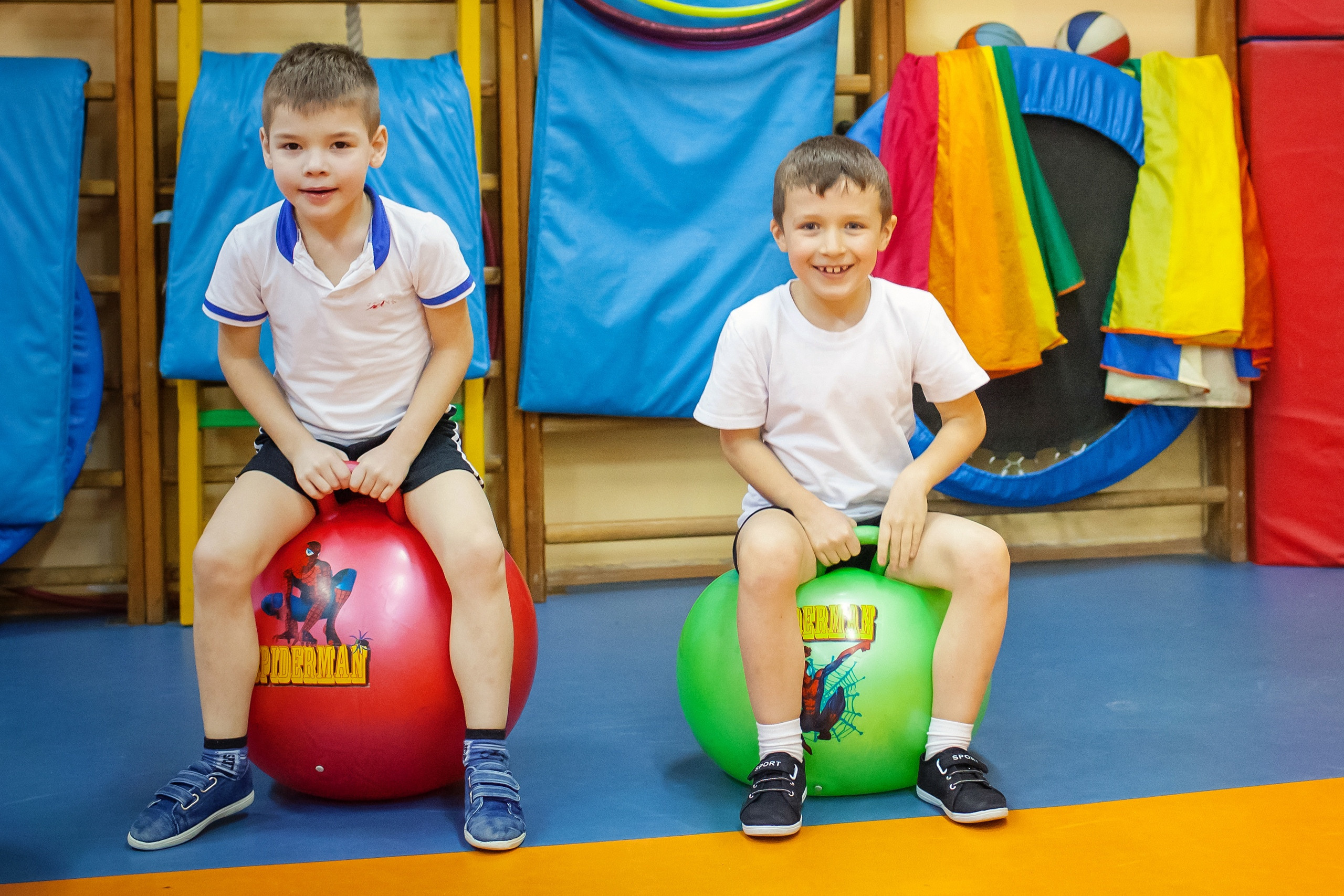 Фотография для выпускных альбомов в детском саду в выпускной группе в подготовительной группе детей фотограф для выпускных альбомов фото детей в группе мастер-класс детский портрет занятия в детском саду игры в детском саду физкультура в детском саду